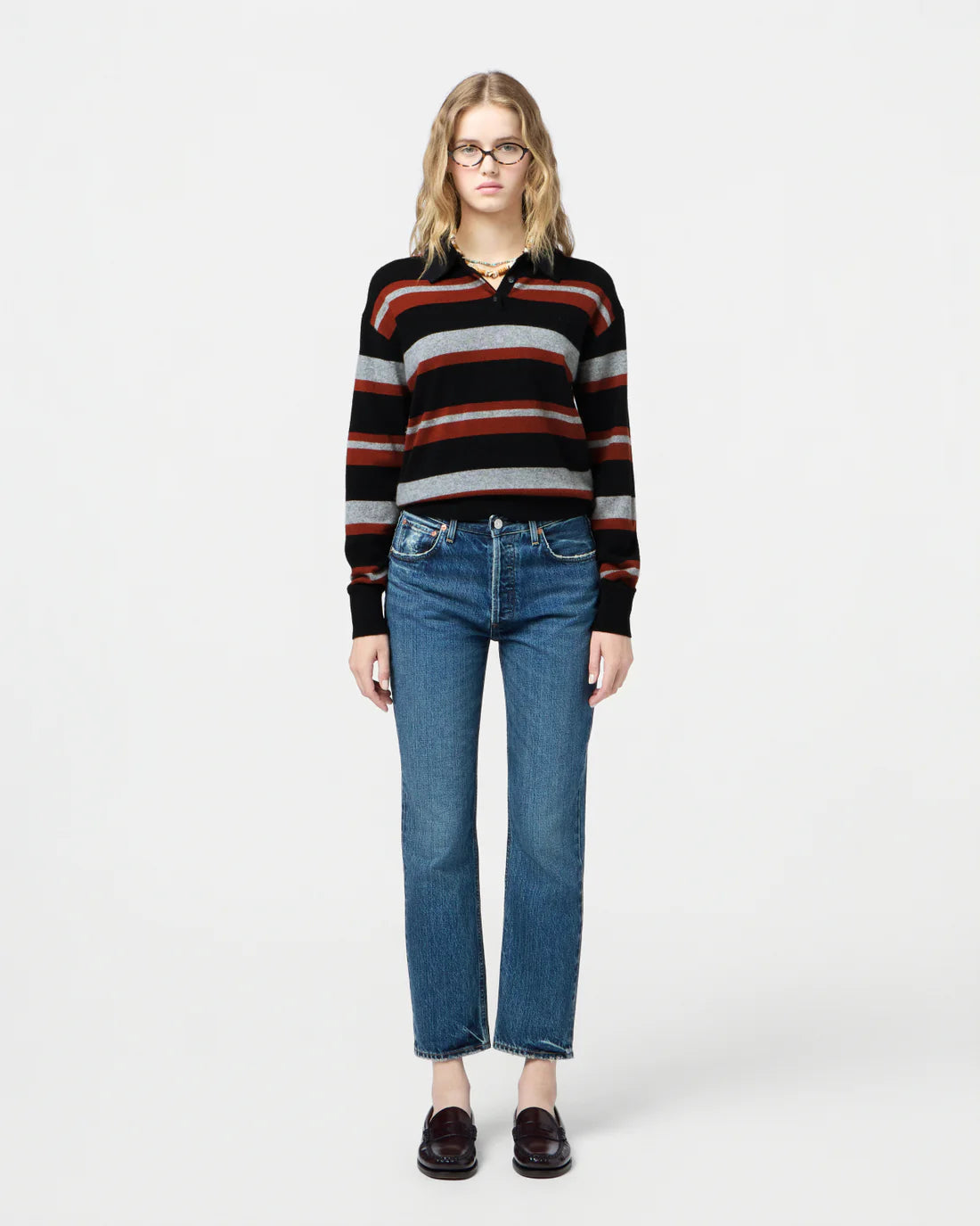 Guest in Residence gestreifter Kaschmir Pullover in schwarz, rot, grau mi schwarzem Hemdkragen. Ganz Körper Ansicht des Models.