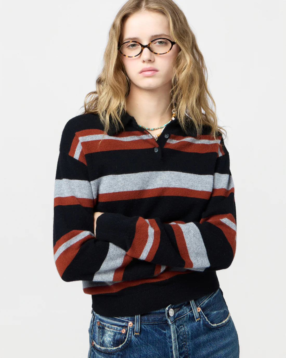 Guest in Residence gestreifter Kaschmir Pullover in schwarz, rot, grau mi schwarzem Hemdkragen. Portrait es Models.