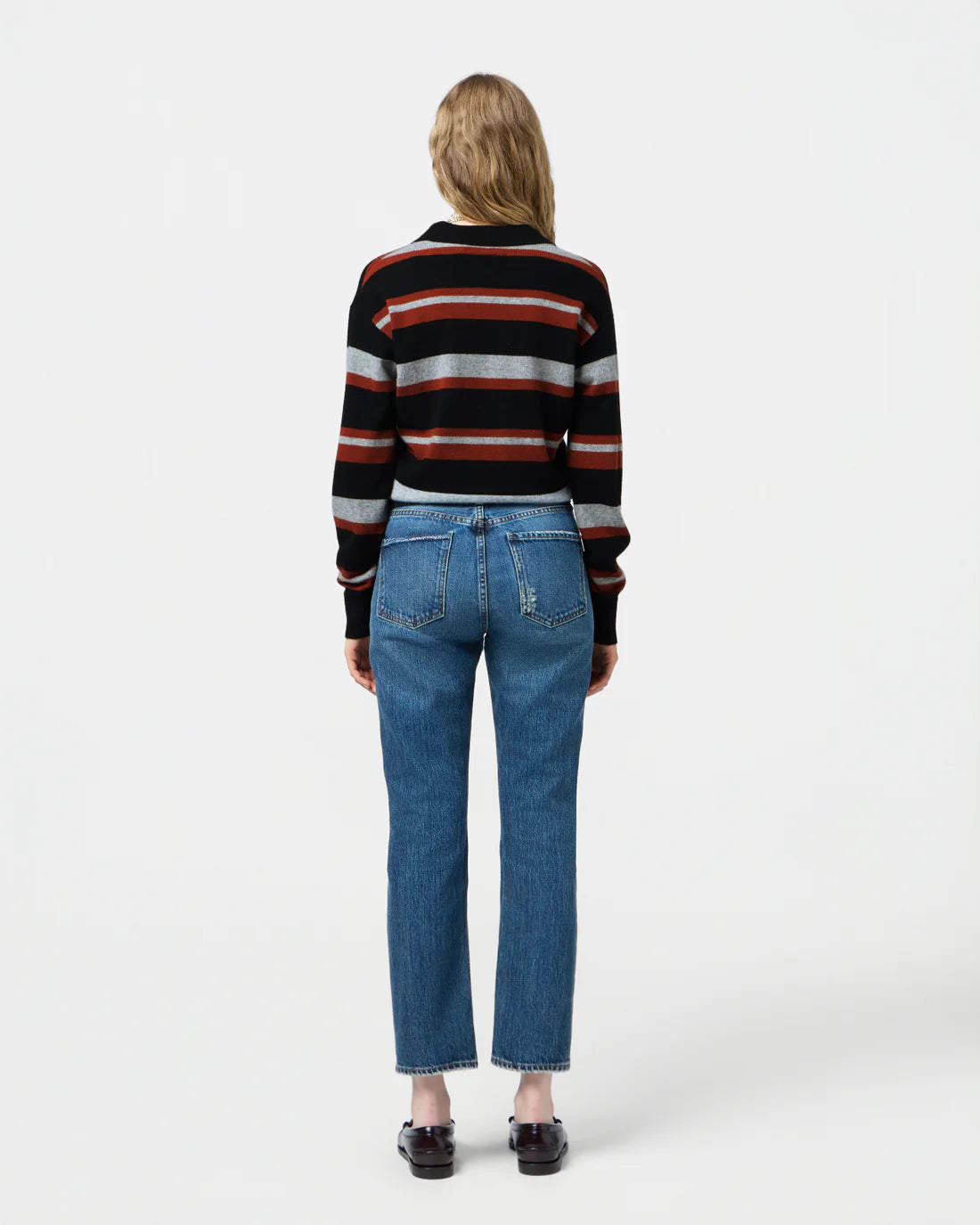 Guest in Residence gestreifter Kaschmir Pullover in schwarz, rot, grau mi schwarzem Hemdkragen. Ganz Körper Ansicht des Models, von hinten.