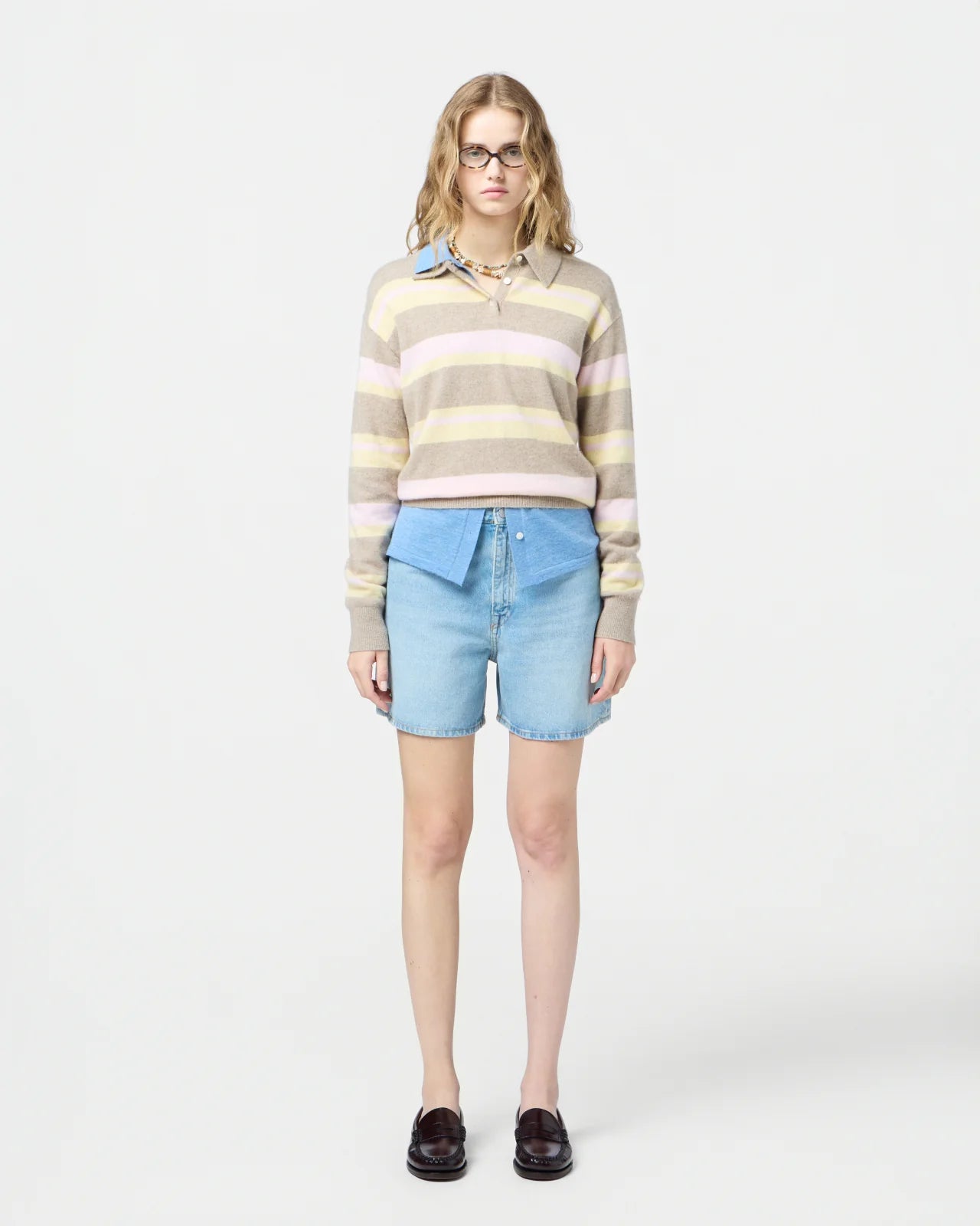 Guest in Residence gestreifter Kaschmir Pullover in taupe, butter yellow, rosa mit taupe Hemdkragen. Ganz Körper Ansicht des Models.