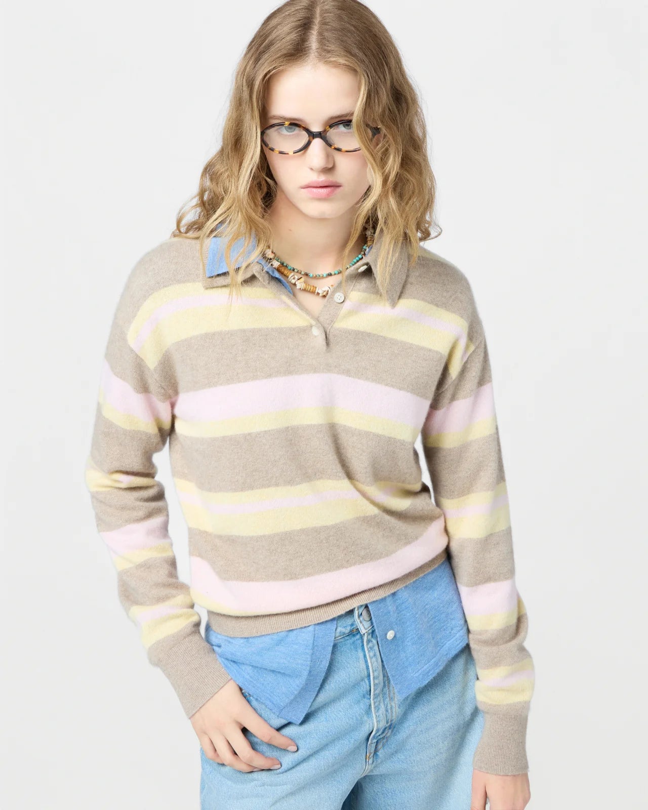 Guest in Residence gestreifter Kaschmir Pullover in taupe, butter yellow, rosa mit taupe Hemdkragen. Portrait des Models.