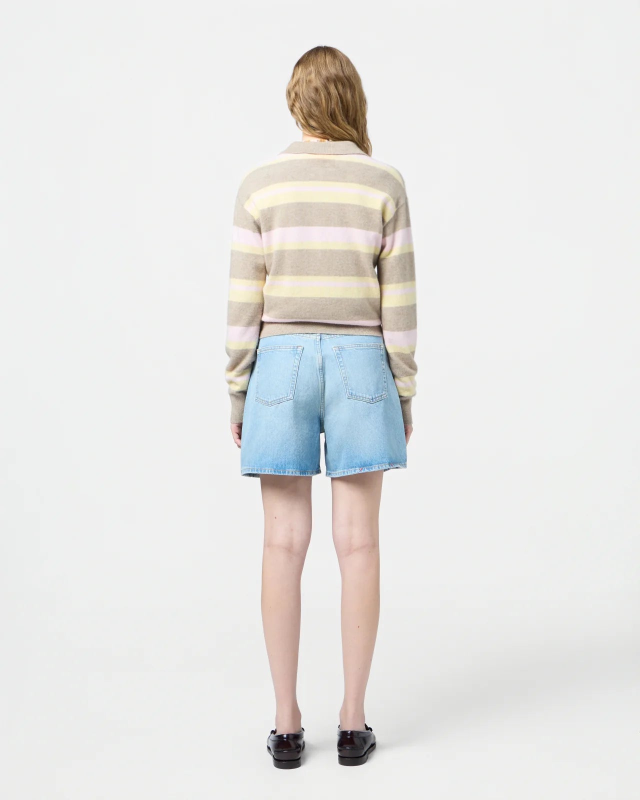 Guest in Residence gestreifter Kaschmir Pullover in taupe, butter yellow, rosa mit taupe Hemdkragen. Ganz Körper Ansicht des Models, hinten.