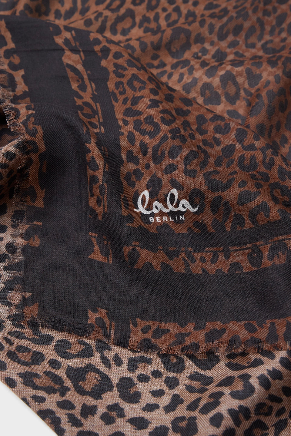 Lala Berlin Tuch Modal-Mix mit dunkelbraunem Leopardenprint - Detailansicht Logo 
