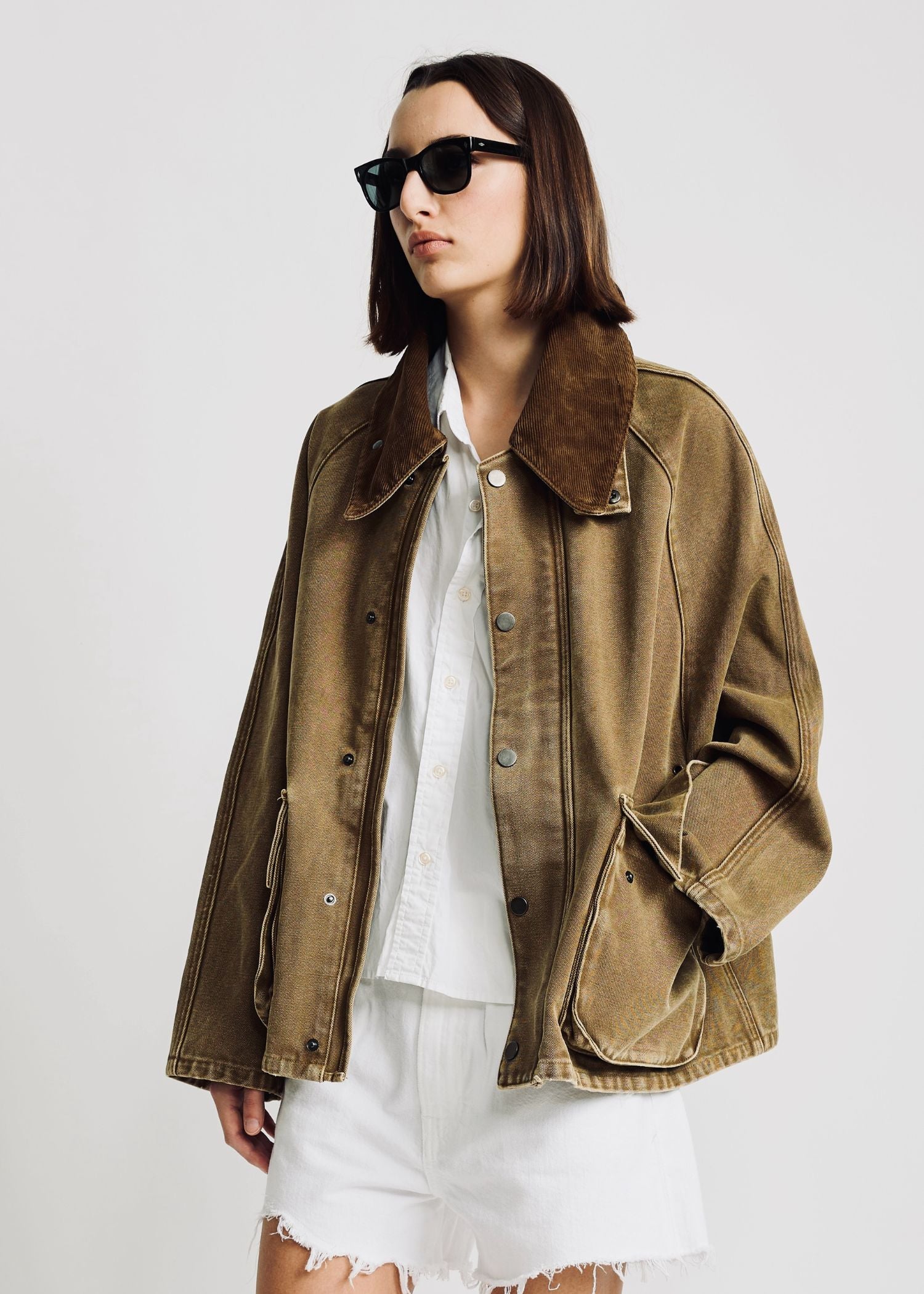 Das Model trägt die Shelton Jacke in Khaki von Denimist