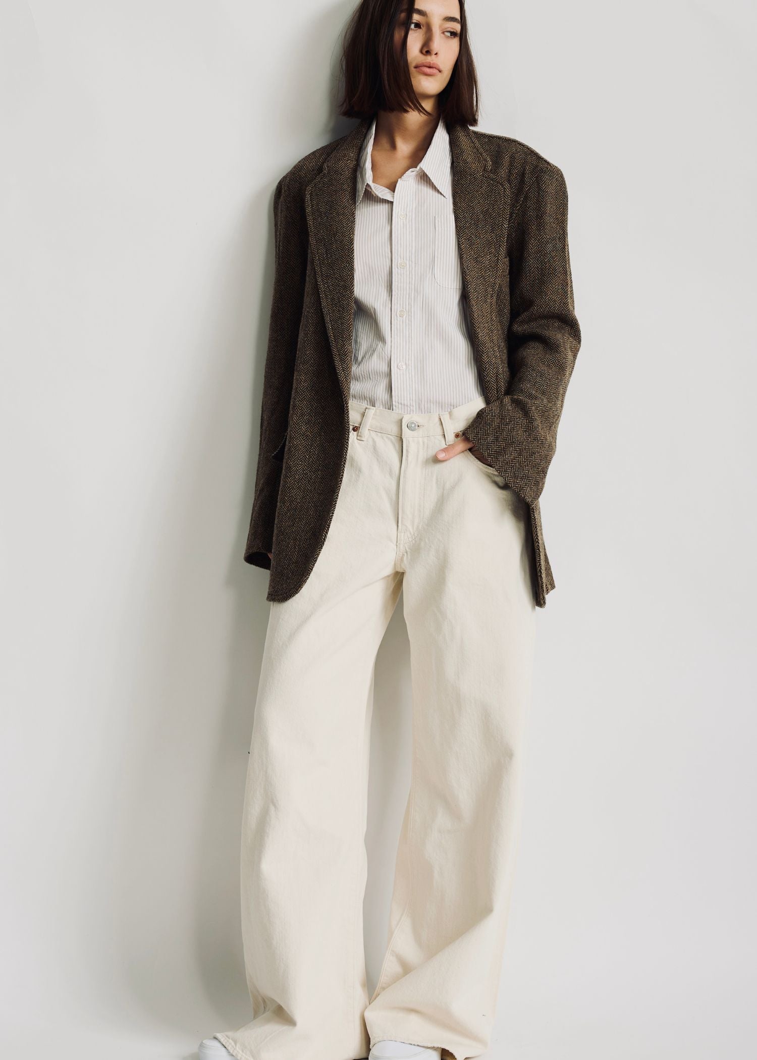 Das Model trägt den Hyannis Blazer mit Fischgrätenmuster in braun von Denimist