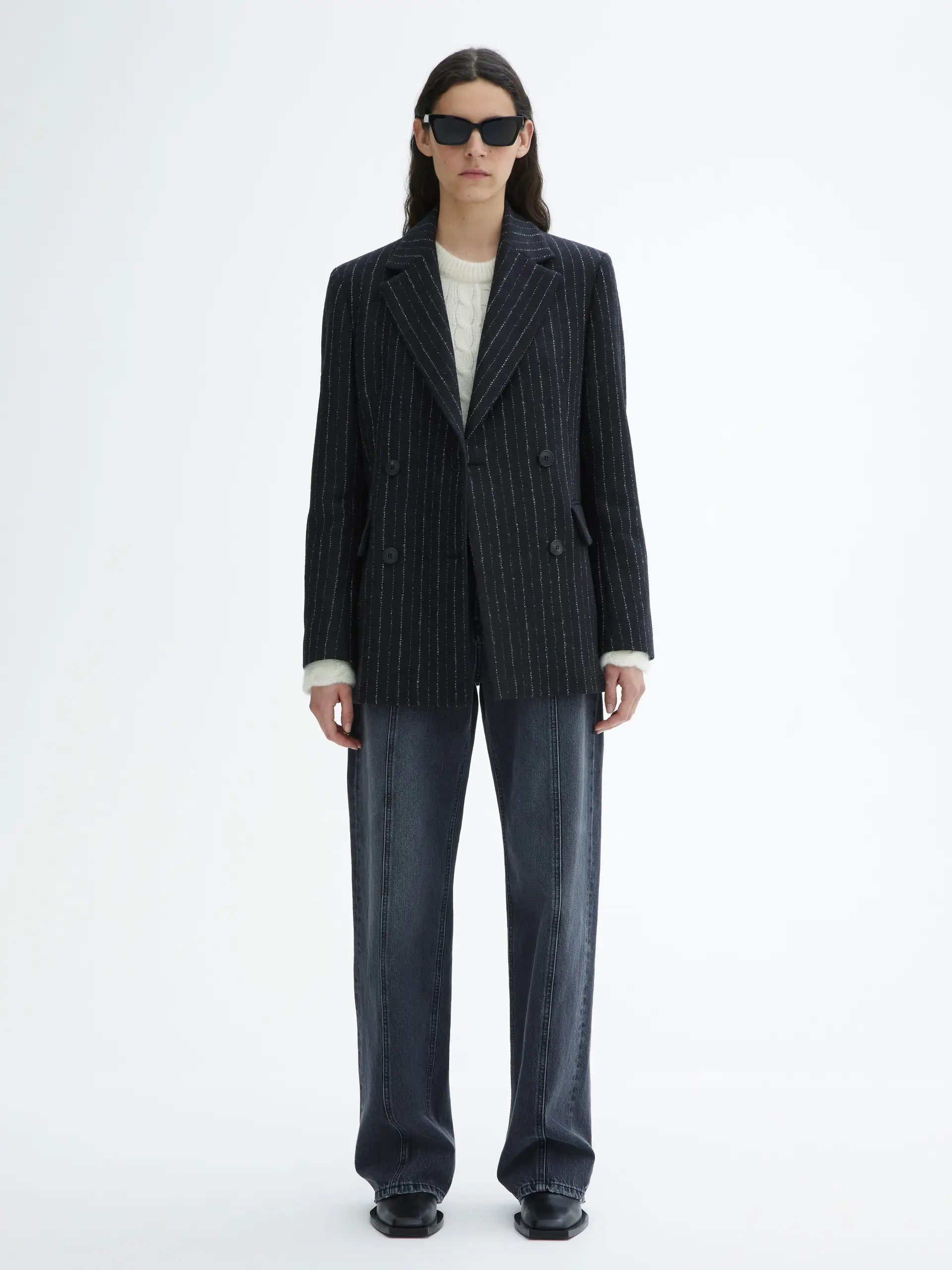 Grauer Blazer mit Nadelstreifen Muster. Model Foto, Front Ansicht.