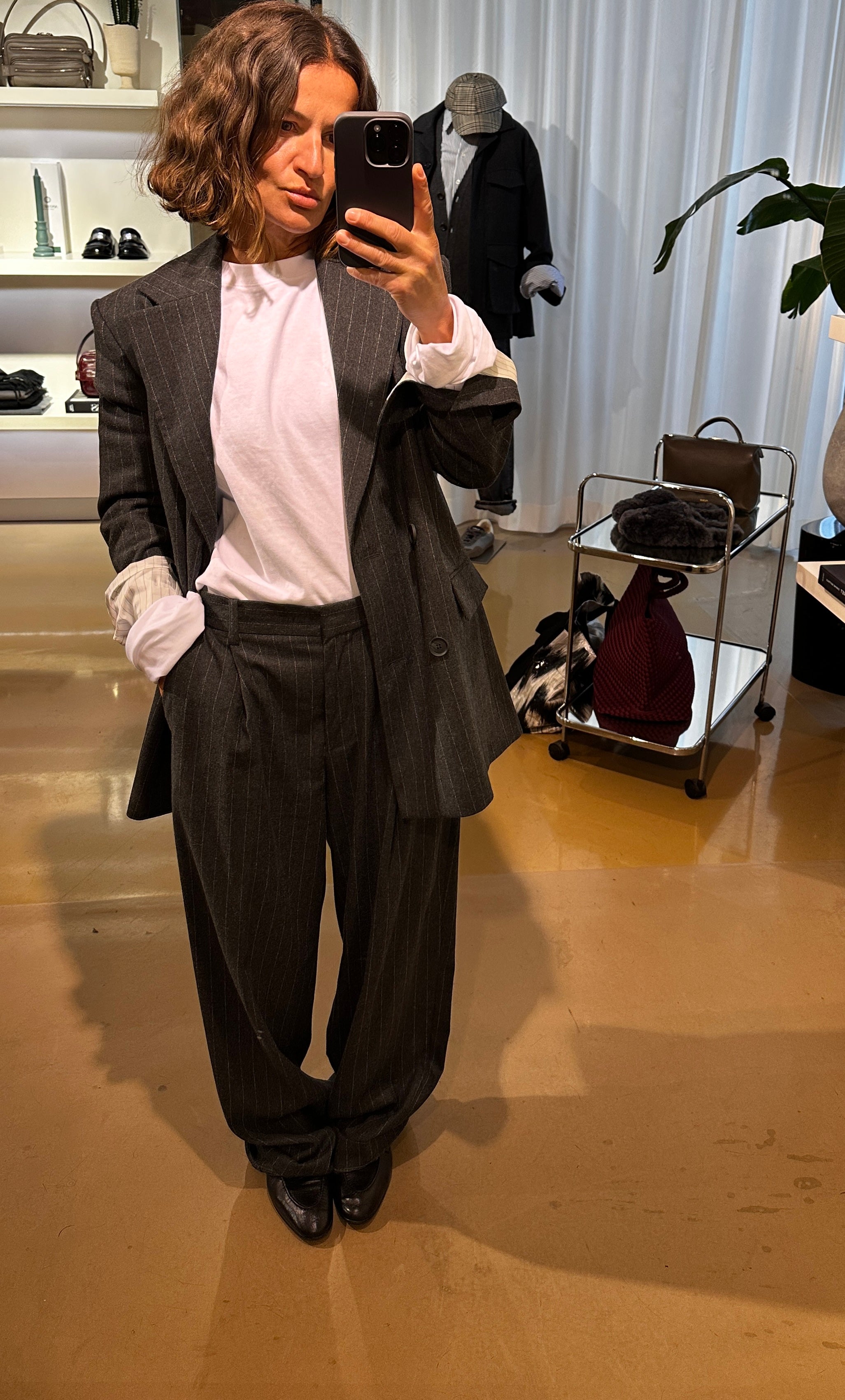 Graue Nadelstreifen Anzugshose. Model Foto.