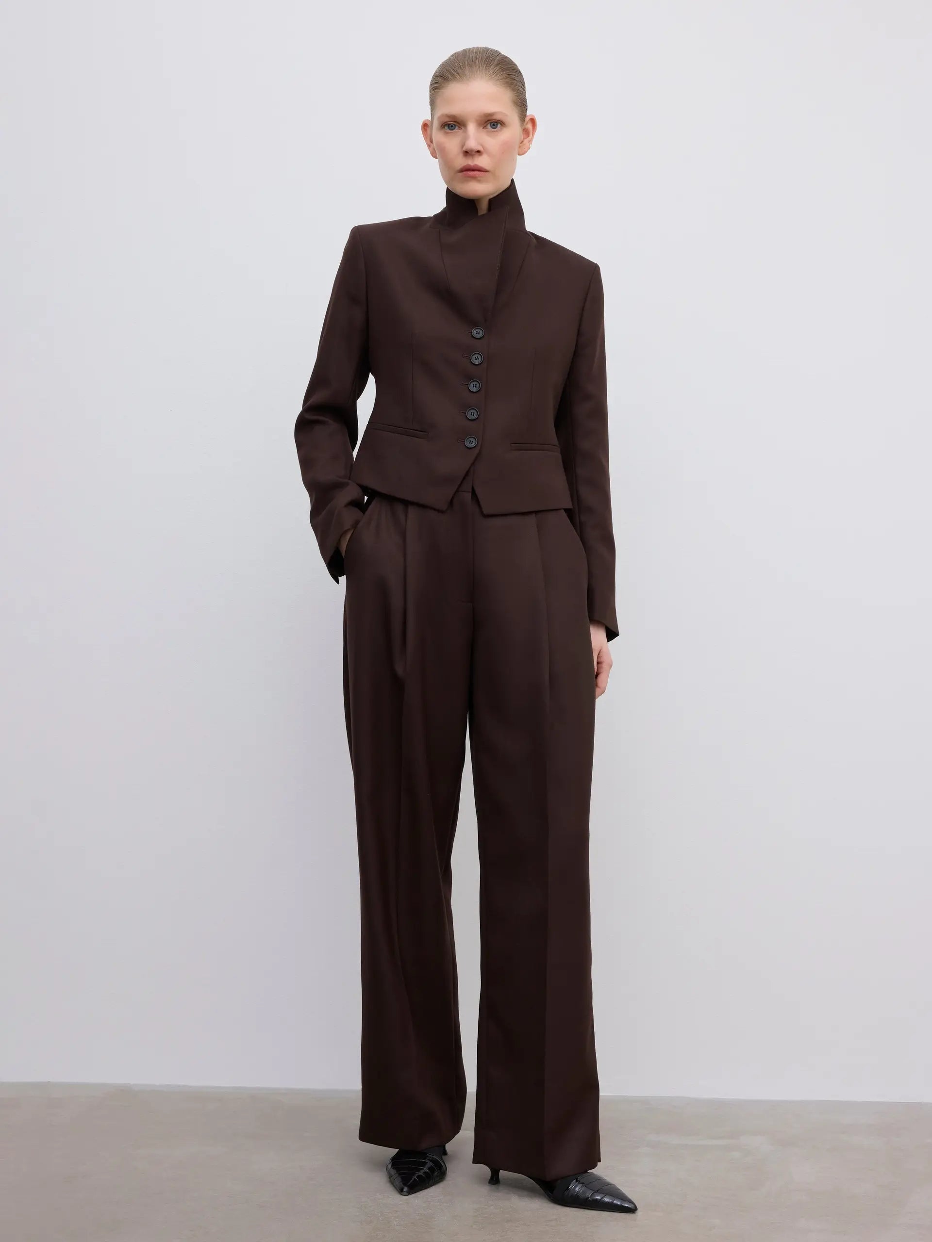 Dagmar Anzug in der Totale von vorner am Model.