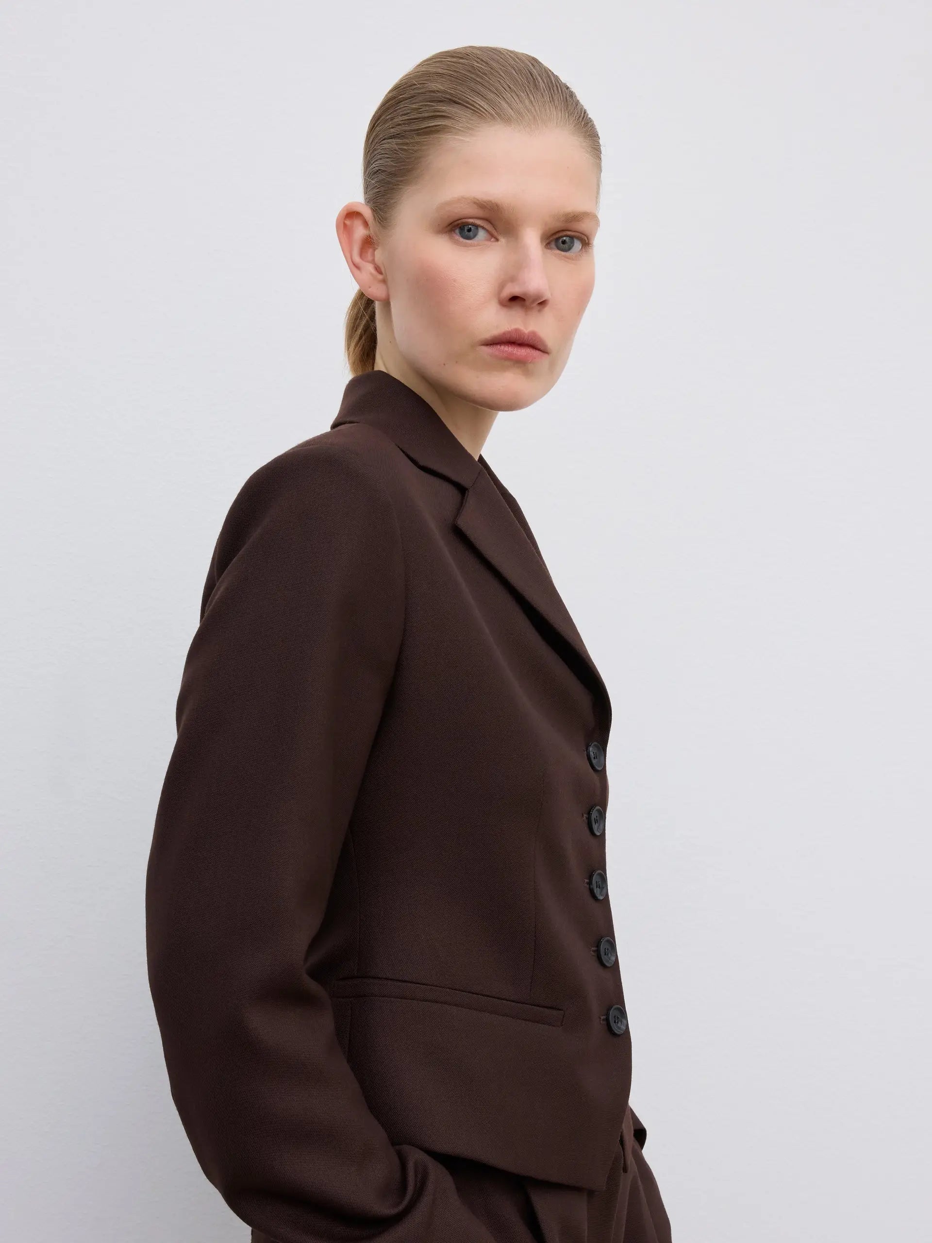 Seitliche Darstellung am Model. Oberkörper-Ausschnitt. 