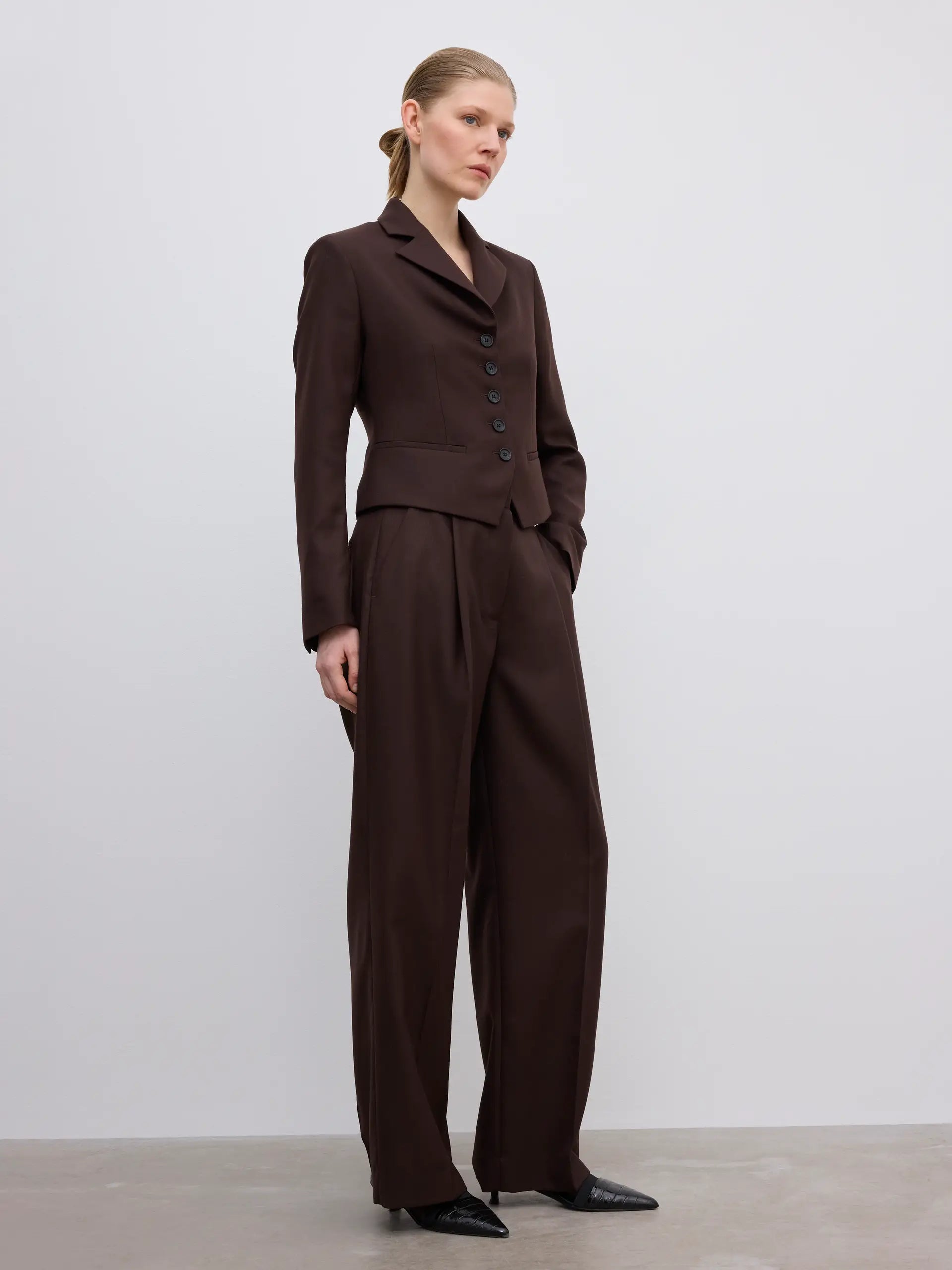 Dagmar Anzug in der Totale seitliche Ansicht am Model.