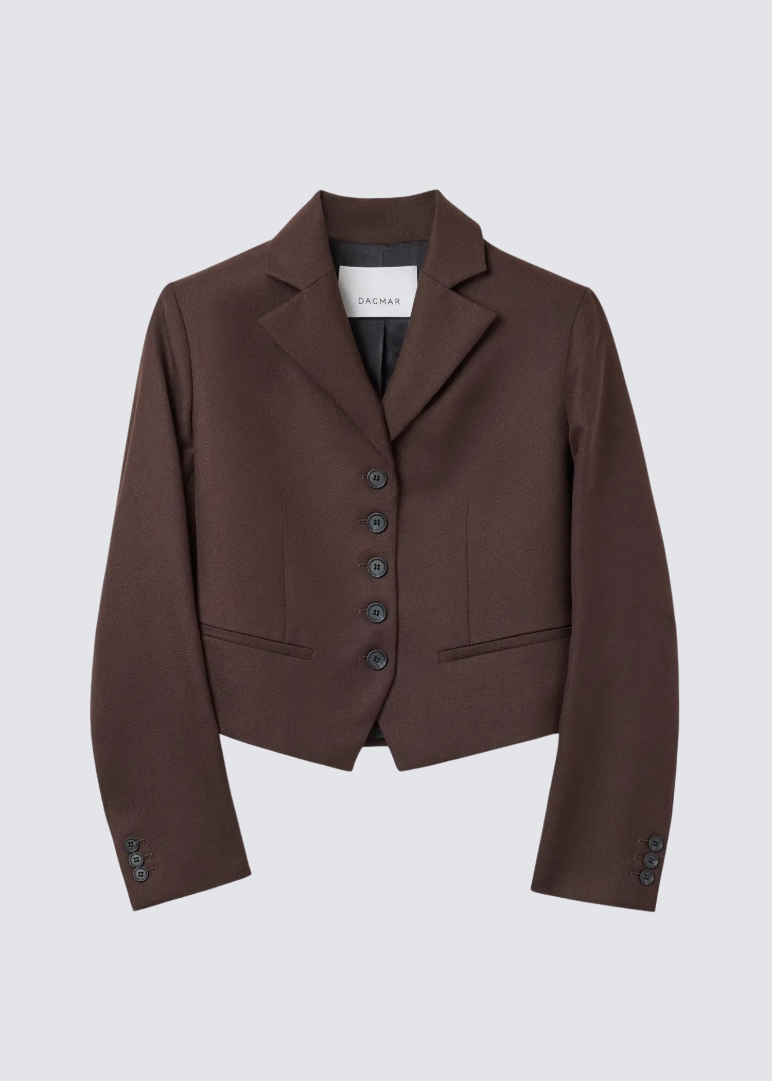 Dagmar Freisteller: Brauner Blazer mit Reverskragen und einreihiger Knopfleiste auf grauem Hintergrund 