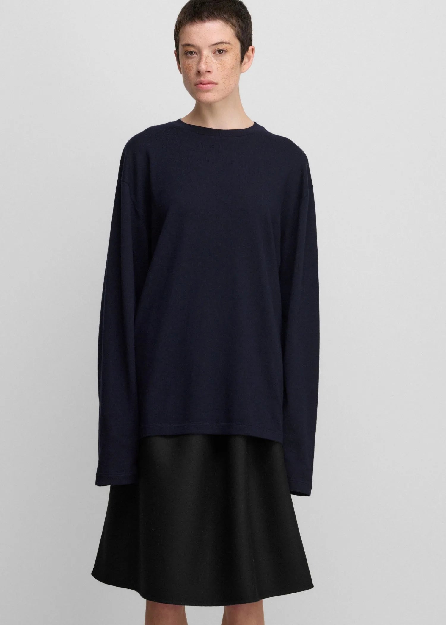 Extreme Cashmere Pullover No.452 Rock in Navy, Leichter Luxus-Strick in Oversize Passform mit Rundhalsausschnitt. jetzt online bestellen! Frau Modellfoto von Vorne