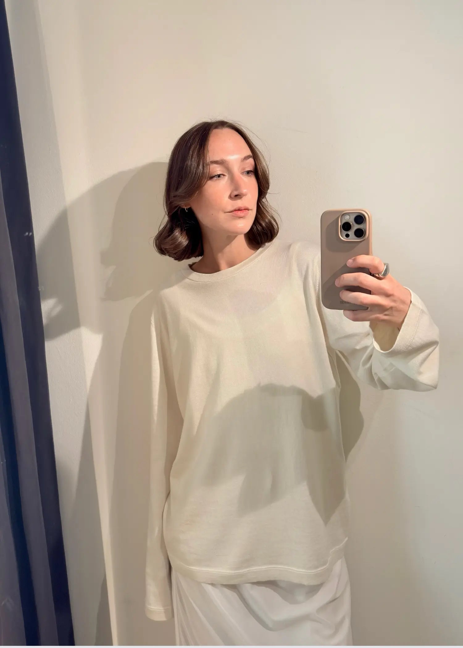 Model Tragbild Extreme Cashmere Pullover No 500 in Beige mit Rundhals, Longsleeve, lockerer Fit