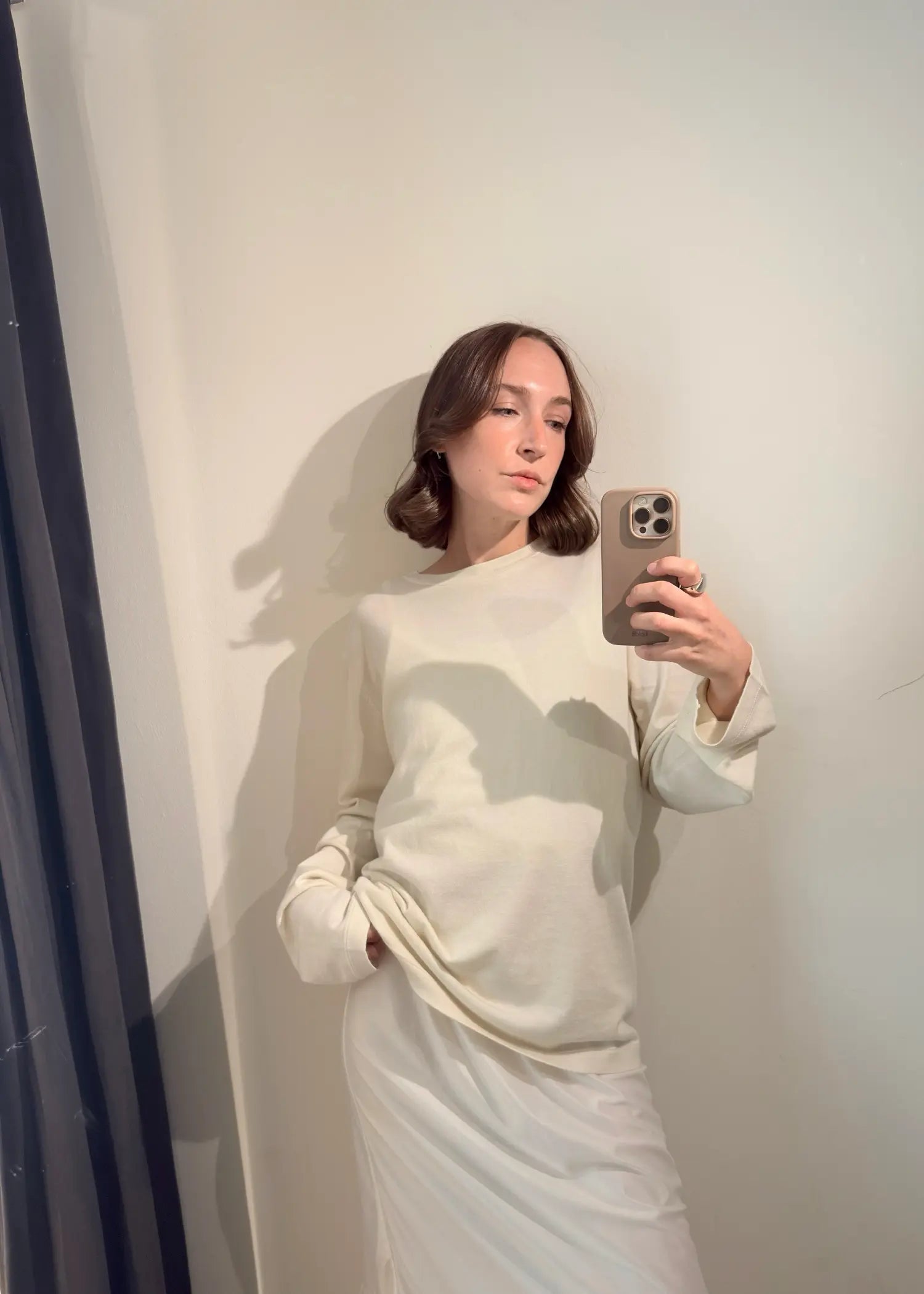 Model Tragbild Extreme Cashmere Pullover No5500 Jones Bone Pullover Longsleeve mit Rundhals Ausschnitt, lockerer Fit, Ansicht vorne