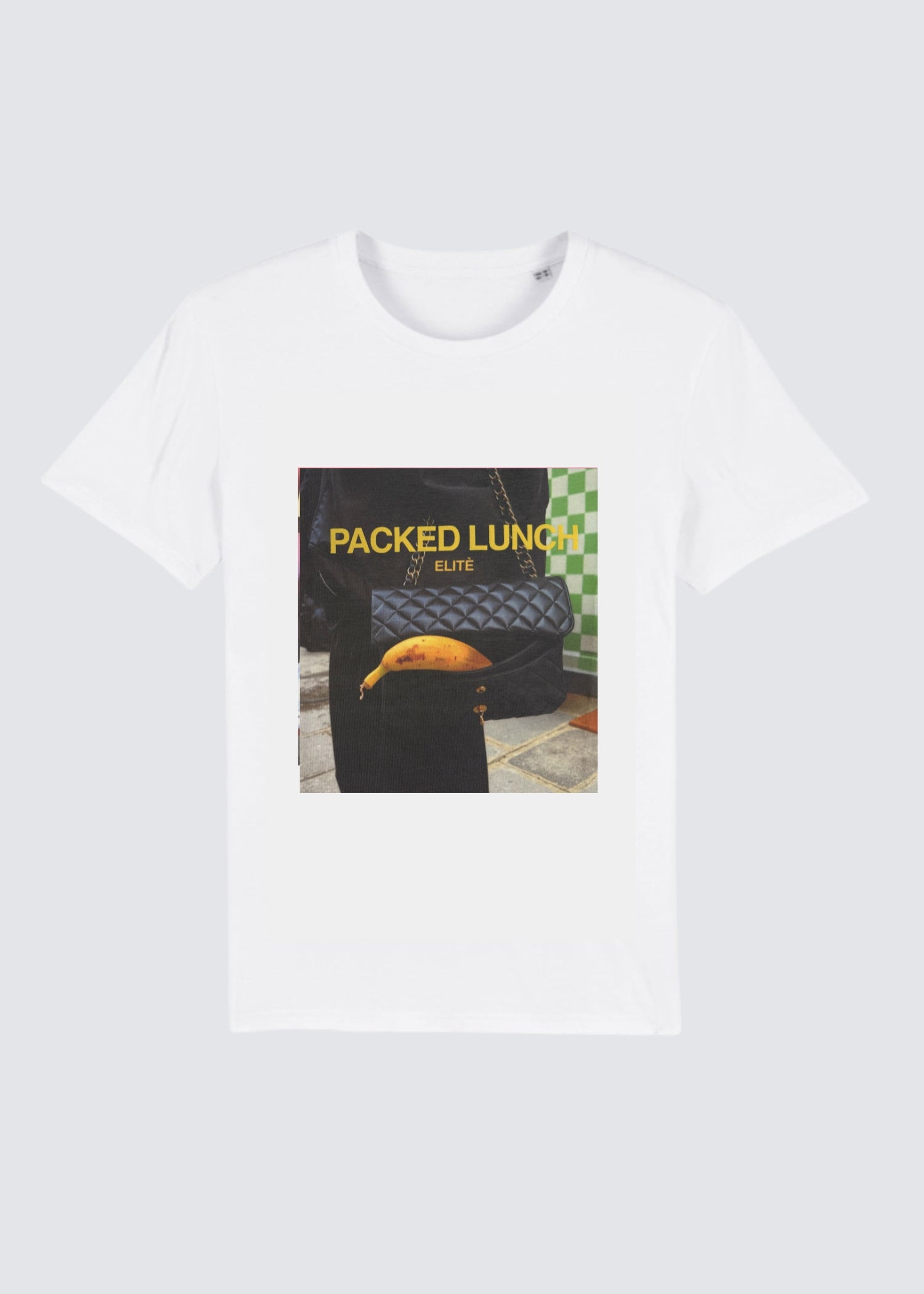 Auf dem Produktfoto sieht man ein weißes T-Shirt Rundhalsausschnitt mit Print. Man sieht eine offene Chanel Tasche aus der eine Banane guckt. 