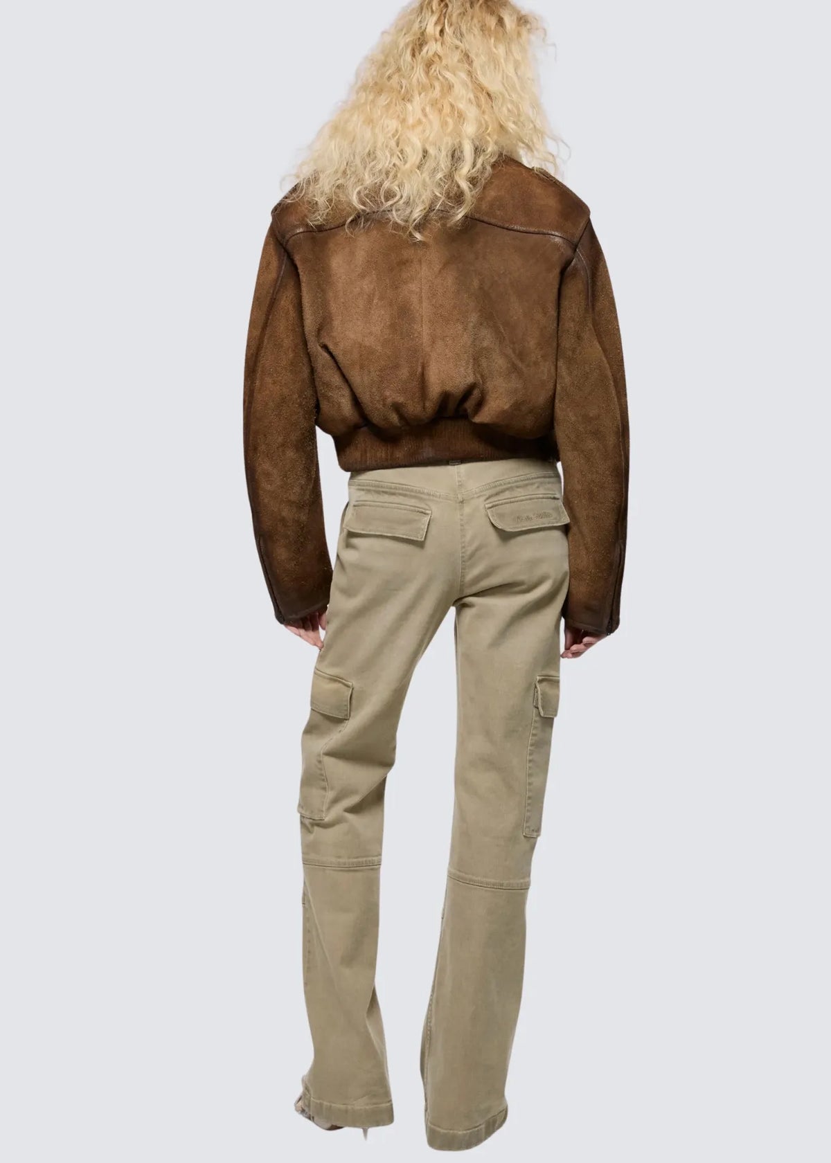 Tragbild der Hose von hinten. Moderner, stylischer Look.