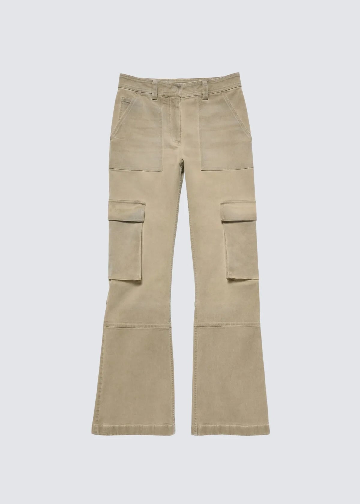 Freistehende Acne Studios Cargo Hose mit schräg sitzenden Eingriffstaschen vorne Seitentaschen in der Farbe Camelbeige.