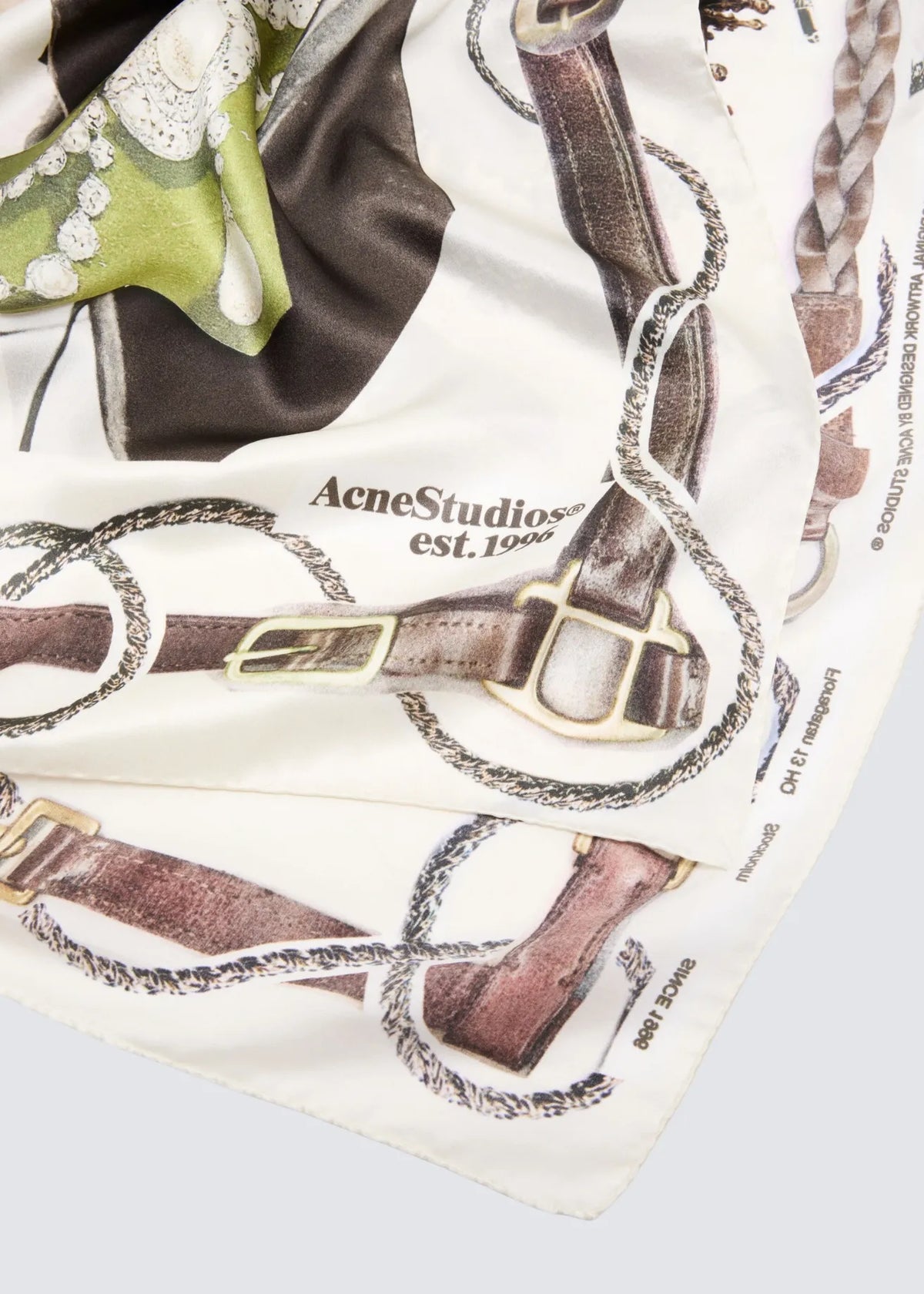 Fokus auf die Ecke des Tuchs in der sich ein Acne Studios Logo Schriftzug befindet.