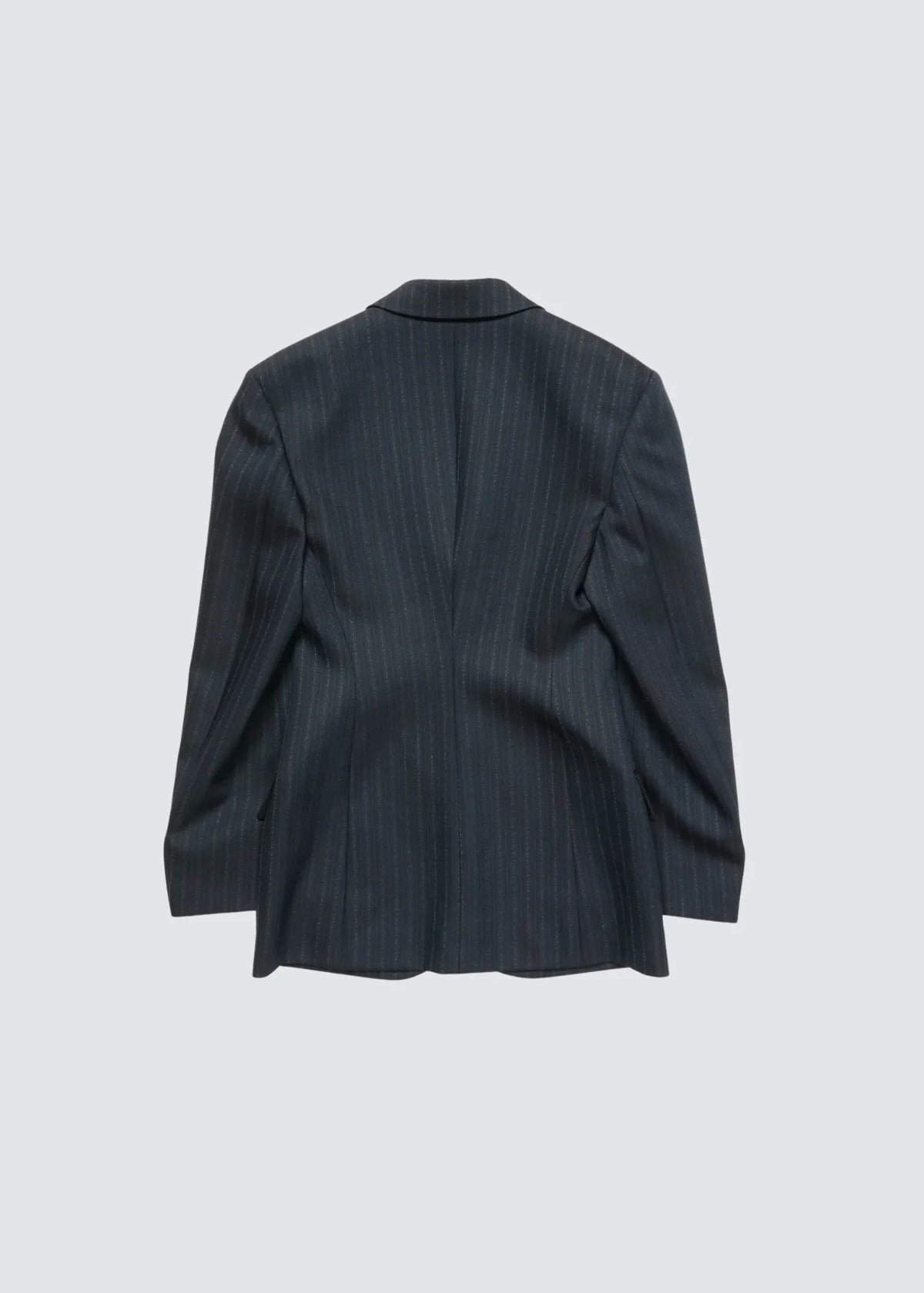Freistehendes Bild von der Rückseite der Anzugjacke mit Blick auf den Kragen und das Pin Stripe Design.