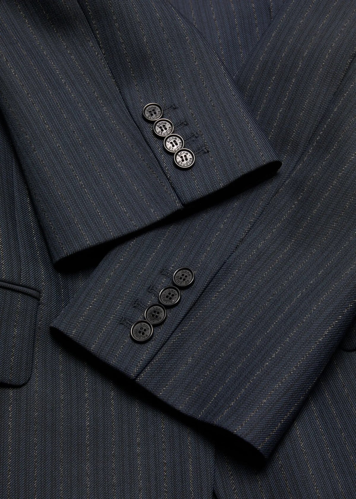 Fokus auf die Manschetten-Knöpfe an den Ärmeln mit Acne Studios Marken Logo sowie das tolle Nadelstreifen Design und perfekt verarbeitete Nähte an den Ärmeln