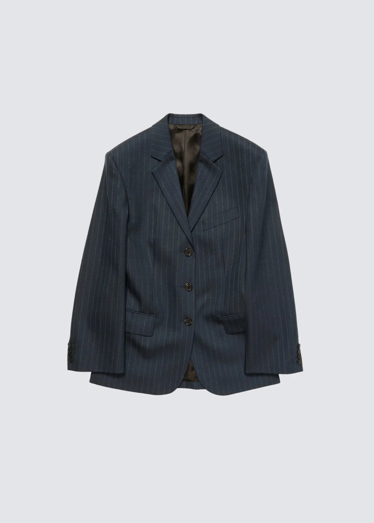 Freistehende Suit Jacket von Acne Studios im Navy blauen Nadelstreifen Design. Die Anzugjacke ist mit drei Knöpfen geschlossen und verfügt über Manschetten-Knöpfe an beiden Ärmeln.