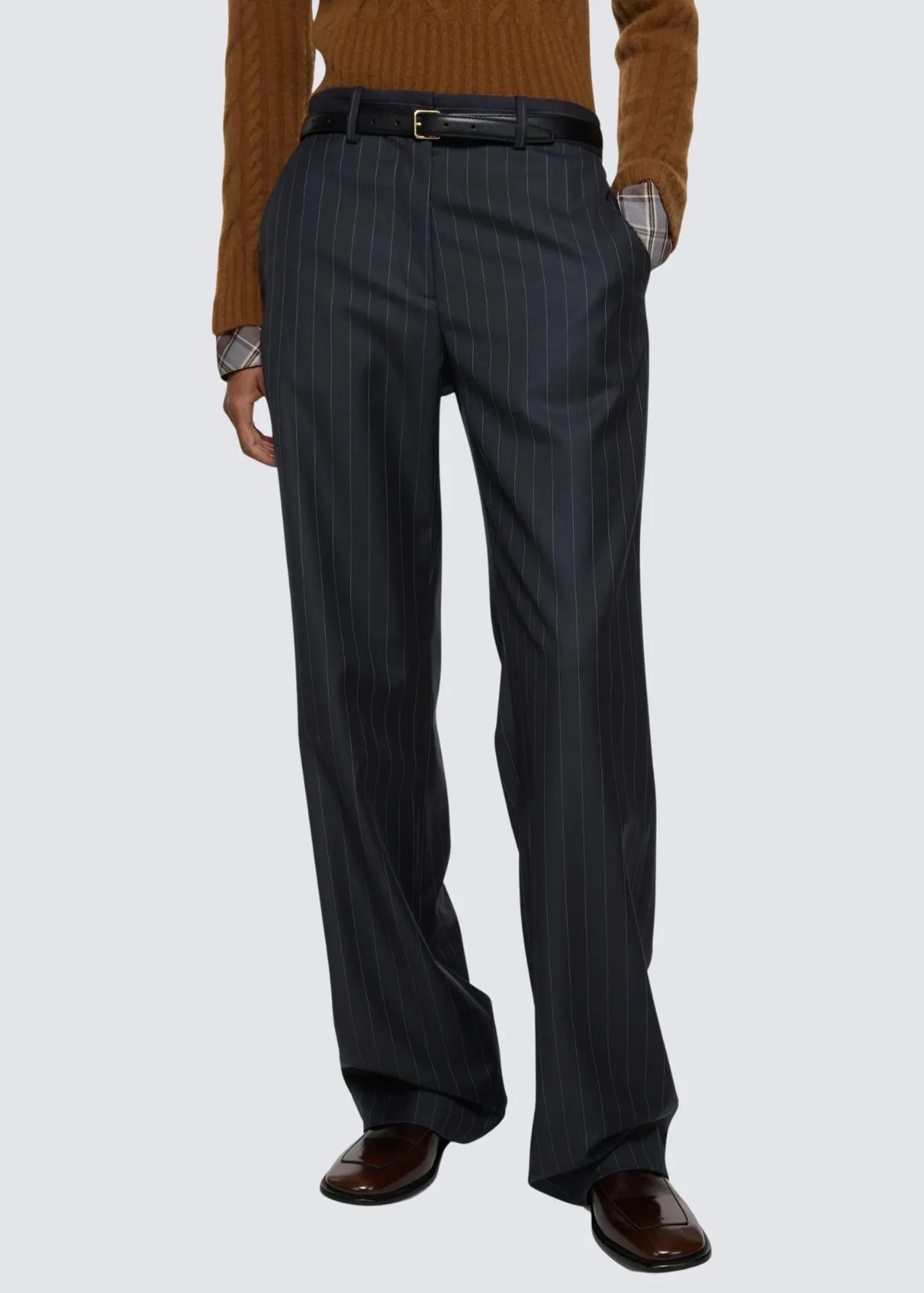 Modellfoto mit Fokus auf die Beine in der edlen Pin-Stripe Hose kombiniert mit Lackschuhen und Gürtel.