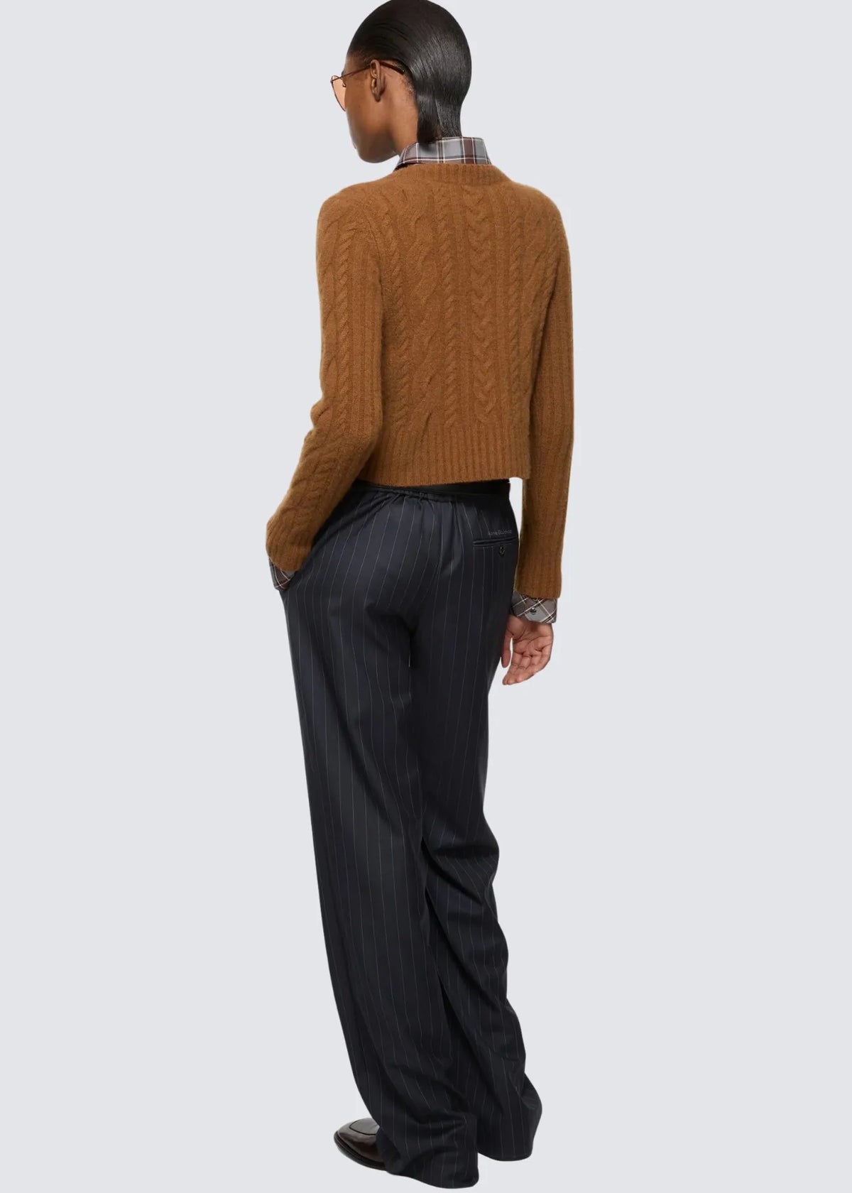 Modellfoto der Suitpants von hinten. Die Hose sitzt locker und eignet sich für edle Anlässe.