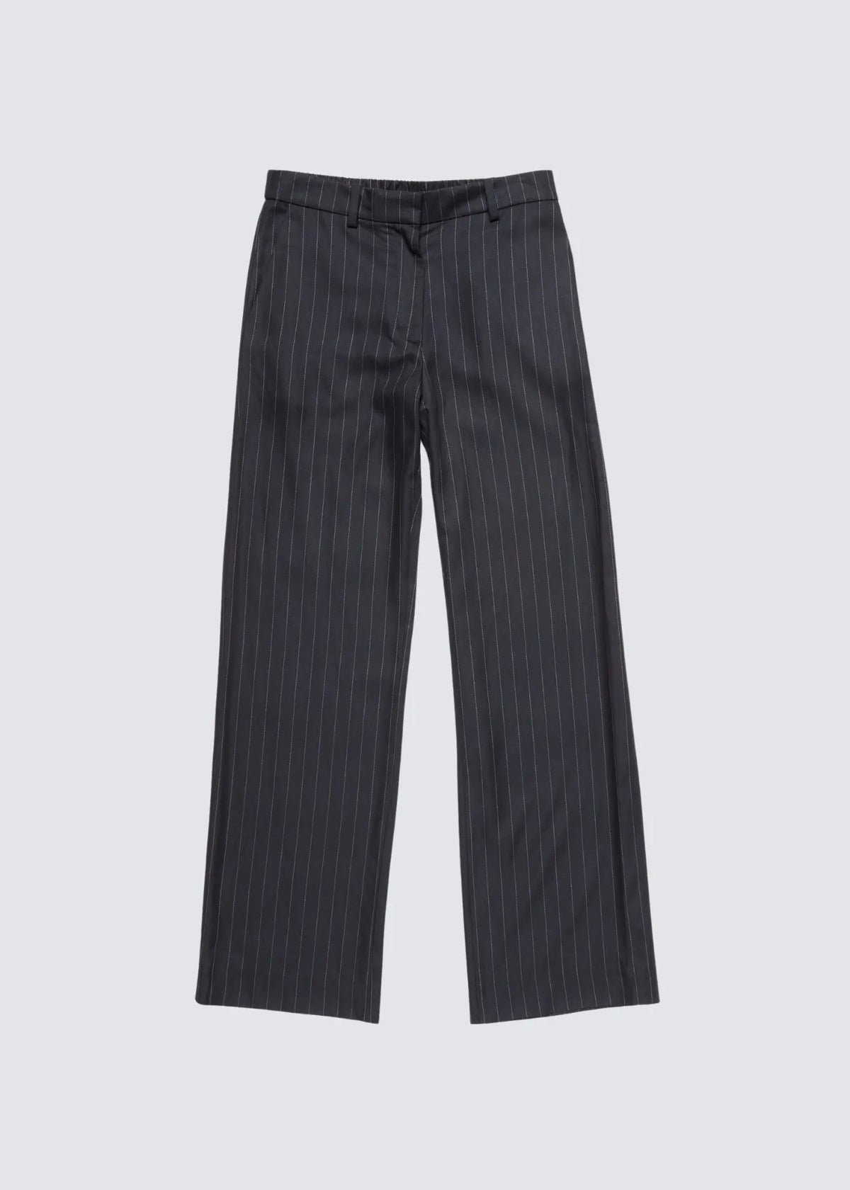 Freistehende Acne Studios Anzugshose im Navy blauen Nadelstreifen Look. Die Hose verfügt über Gürteltaschen, Seitentaschen und einen Knopfverschluss mit Reißverschluss.