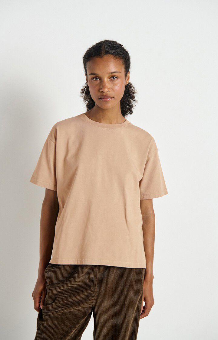 American Vintage T-Shirt aus Baumwolle in beige - Modelfoto von vorne