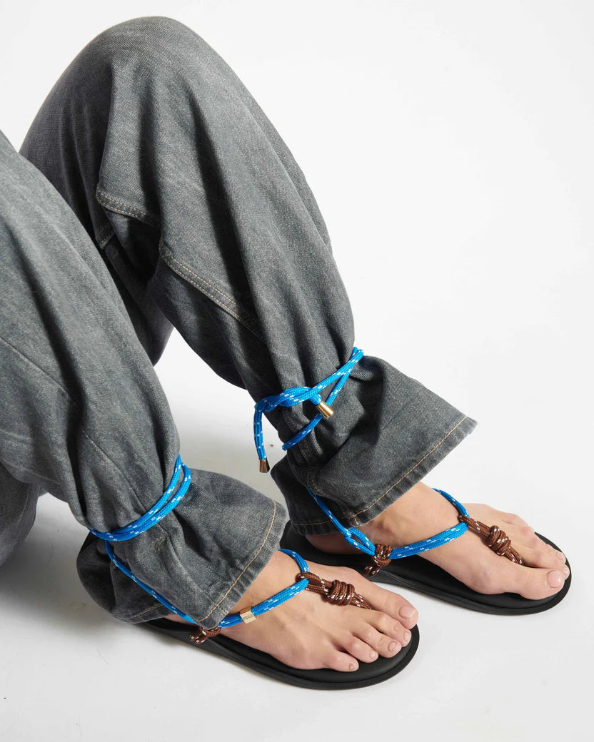 FLOWZE blaue, braune Sandalen mit Zehensteg aus Kordel und Leder - Modelfoto 1