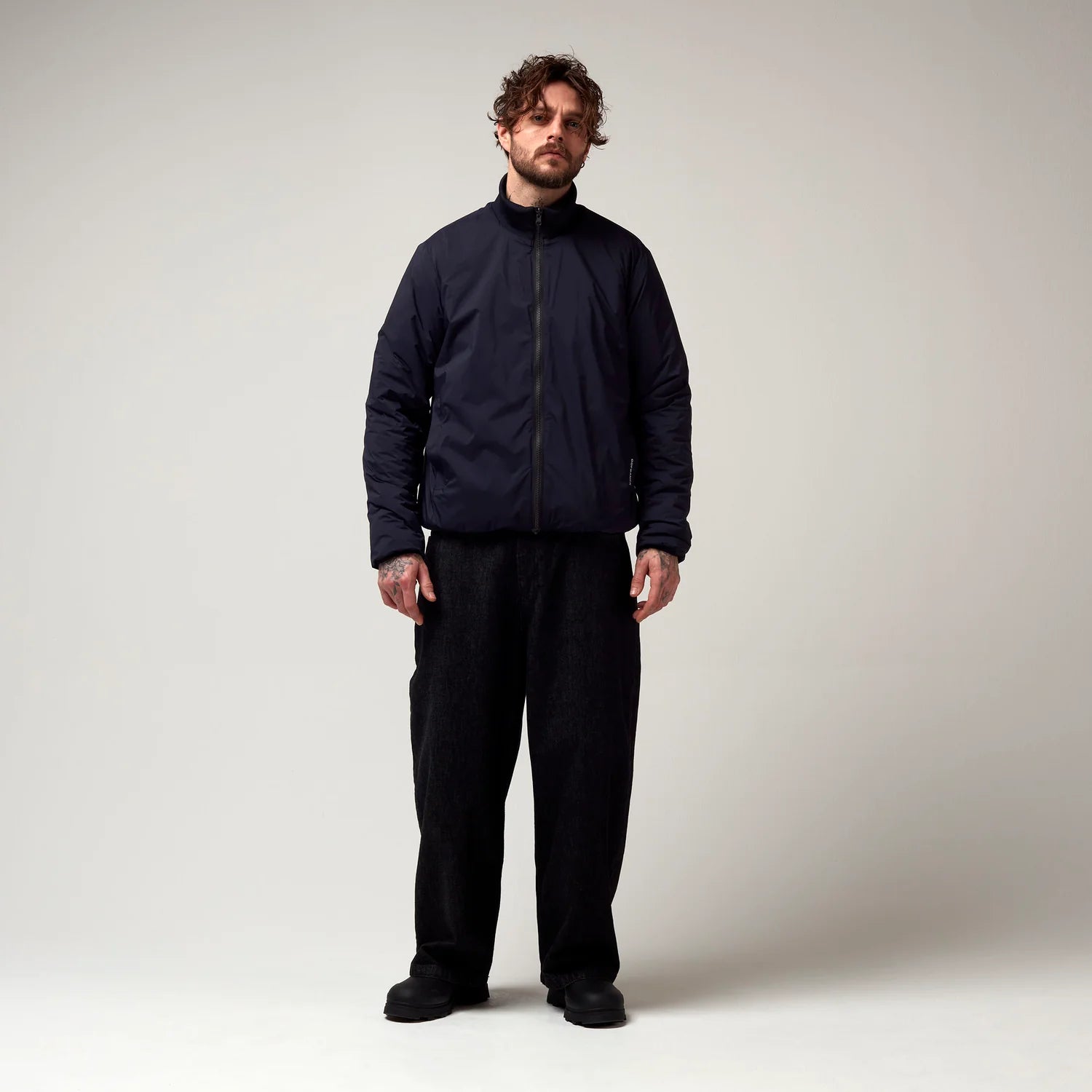 Innenjacke von Dunkel Blauer kurz geschnittener Jacke. Bomberjacke in Dunkel Blau, mit Schwarzem Reißverschluss. Model Bild. 