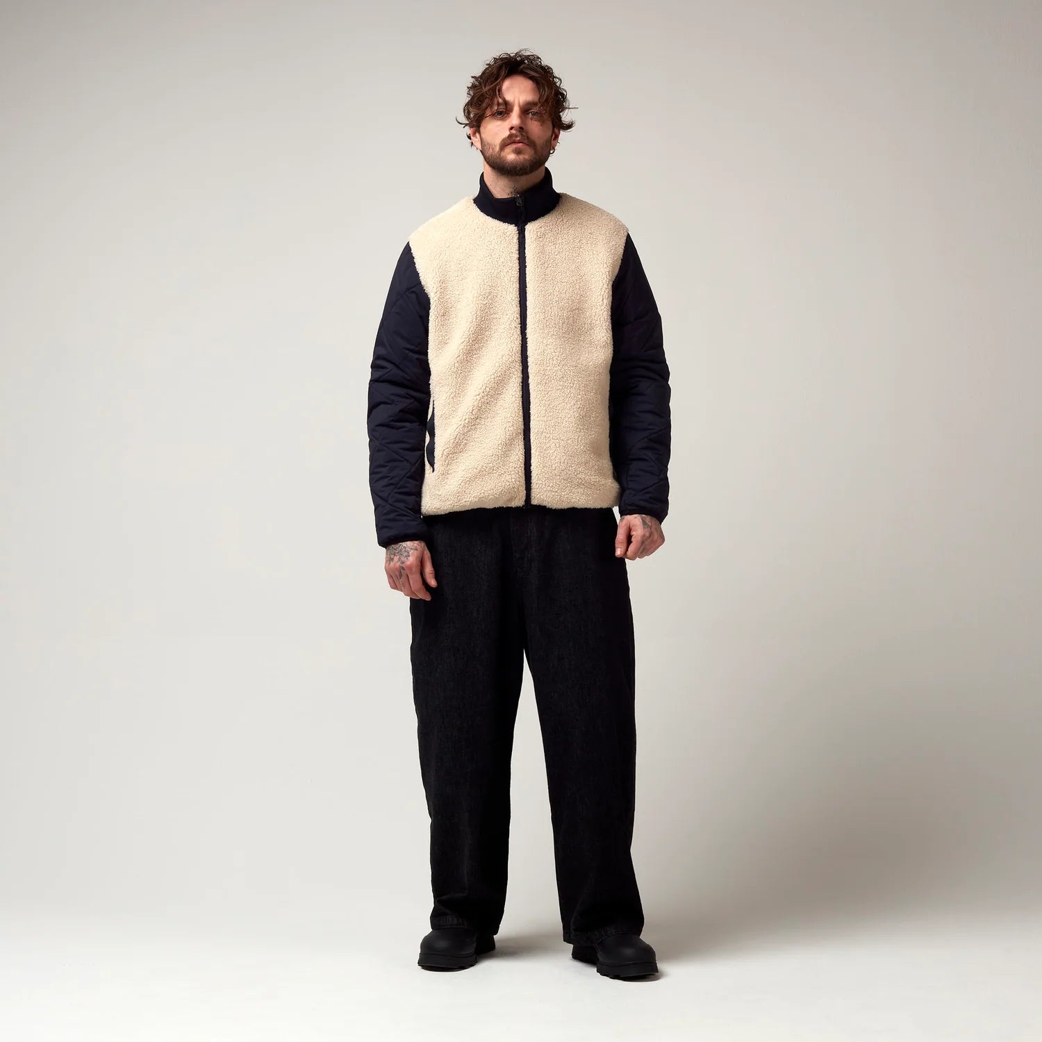 Innenjacke von Dunkel Blauer kurz geschnittener Jacke. Bomberjacke in Dunkel Blau, versetzt mit taupe Farbenden Fell, mit Schwarzem Reißverschluss. Model Bild. 