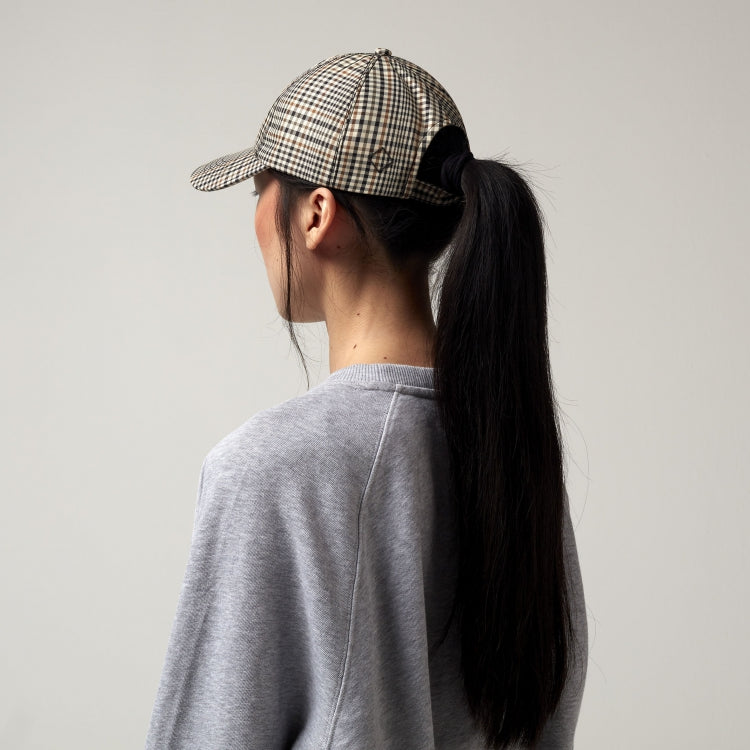 Größenverstellbare Kappe. Kariert in Beige/Braun Farben. Model Bild Hinterseite.