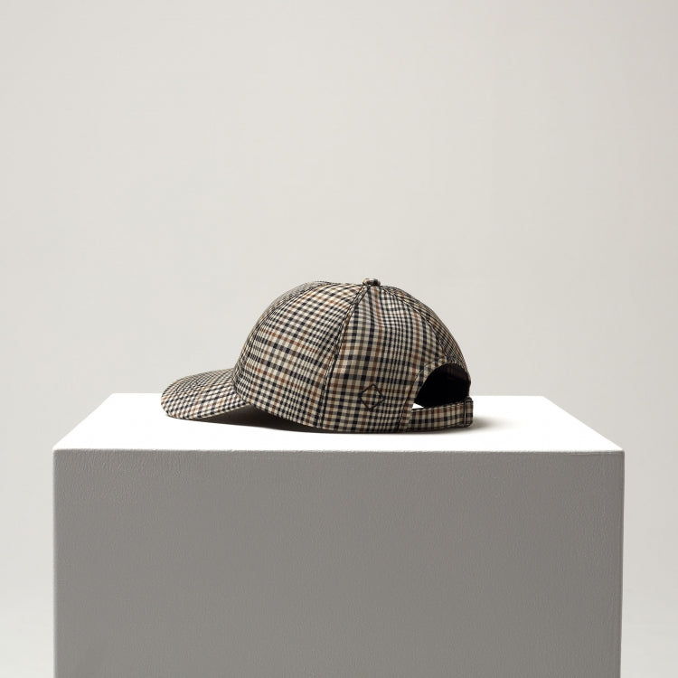 Größenverstellbare Kappe. Kariert in Beige/Braun Farben. Flat Shot Hinterseite, Logo Detail.