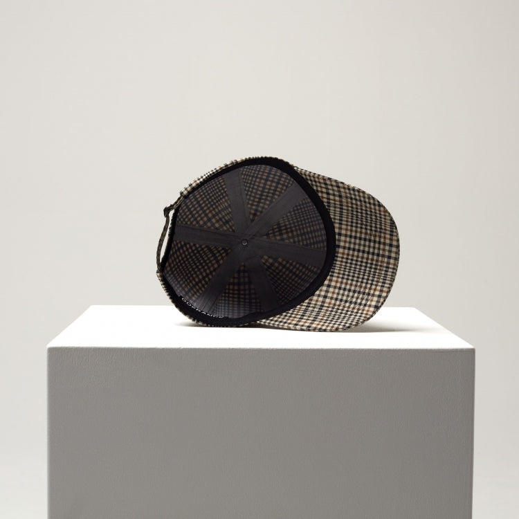 Größenverstellbare Kappe. Kariert in Beige/Braun Farben. Flat Shot Innenseite.
