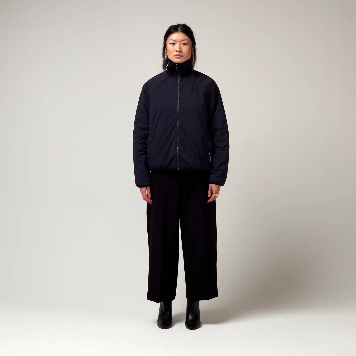 Innenjacke des Dunkel Blauen Parkers, bestehend aus einer wende Bomberjacke. Dunkel Blaue Stepp Aussenseite zu erkenne, Model Foto frontale Ansicht.