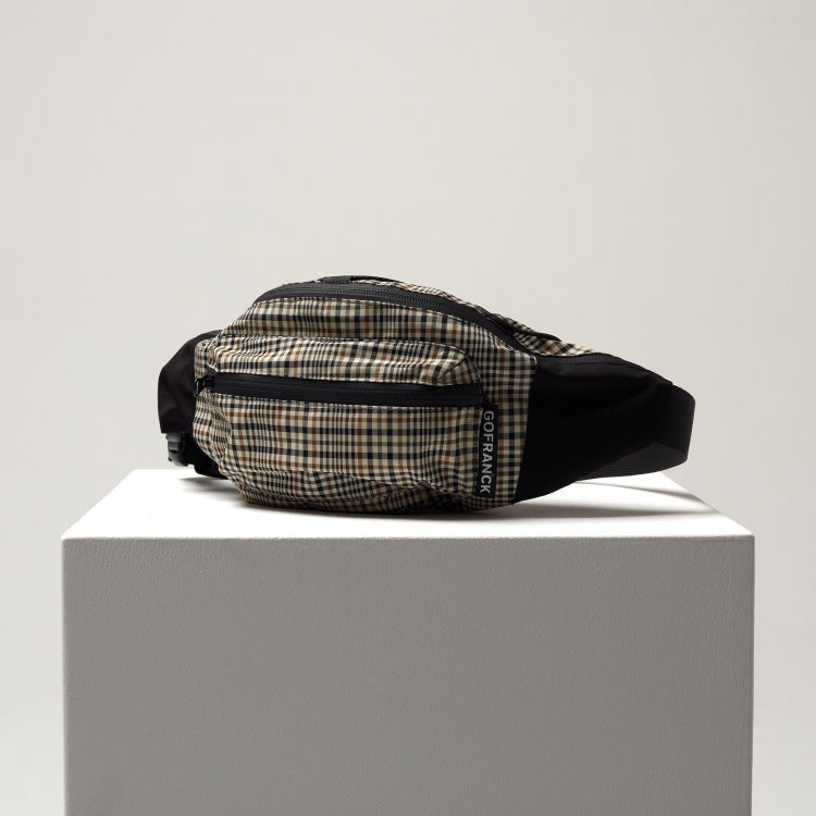 Belt Bag in Beige/Braun Kariert. 3 Reisverschluss Fächer. Flat Shot Vorderseite.