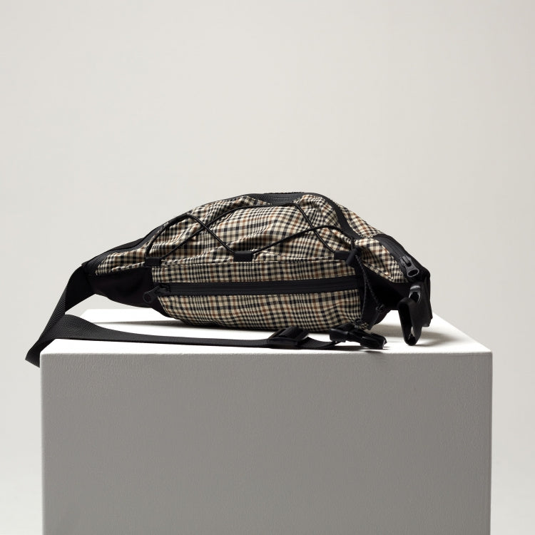 Belt Bag in Beige/Braun Kariert. 3 Reisverschluss Fächer. Flat Shot Rückseite.