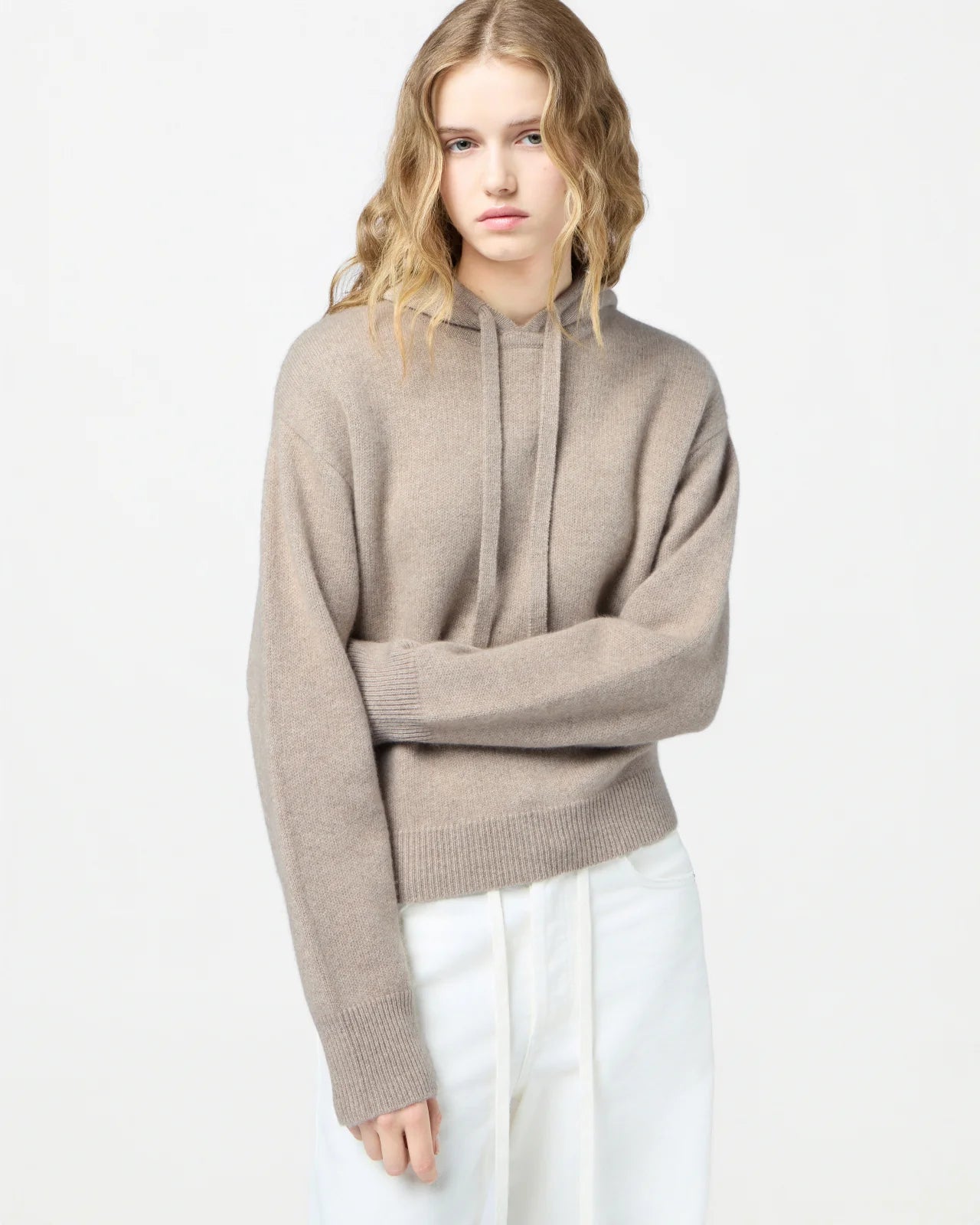 Kaschmir Pullover in Taupe, mit Kaputze und Kordelzug. Model Bild Vorderseite.