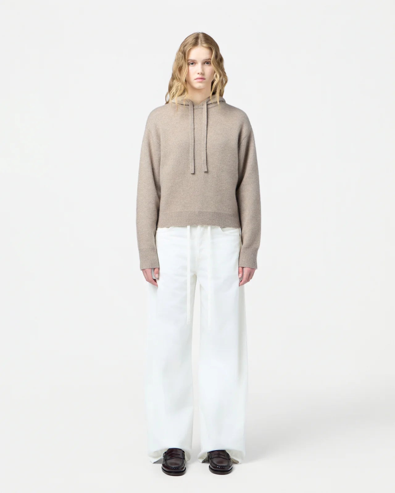 Kaschmir Pullover in Taupe, mit Kaputze und Kordelzug. Model Bild Ganzaufnahme.