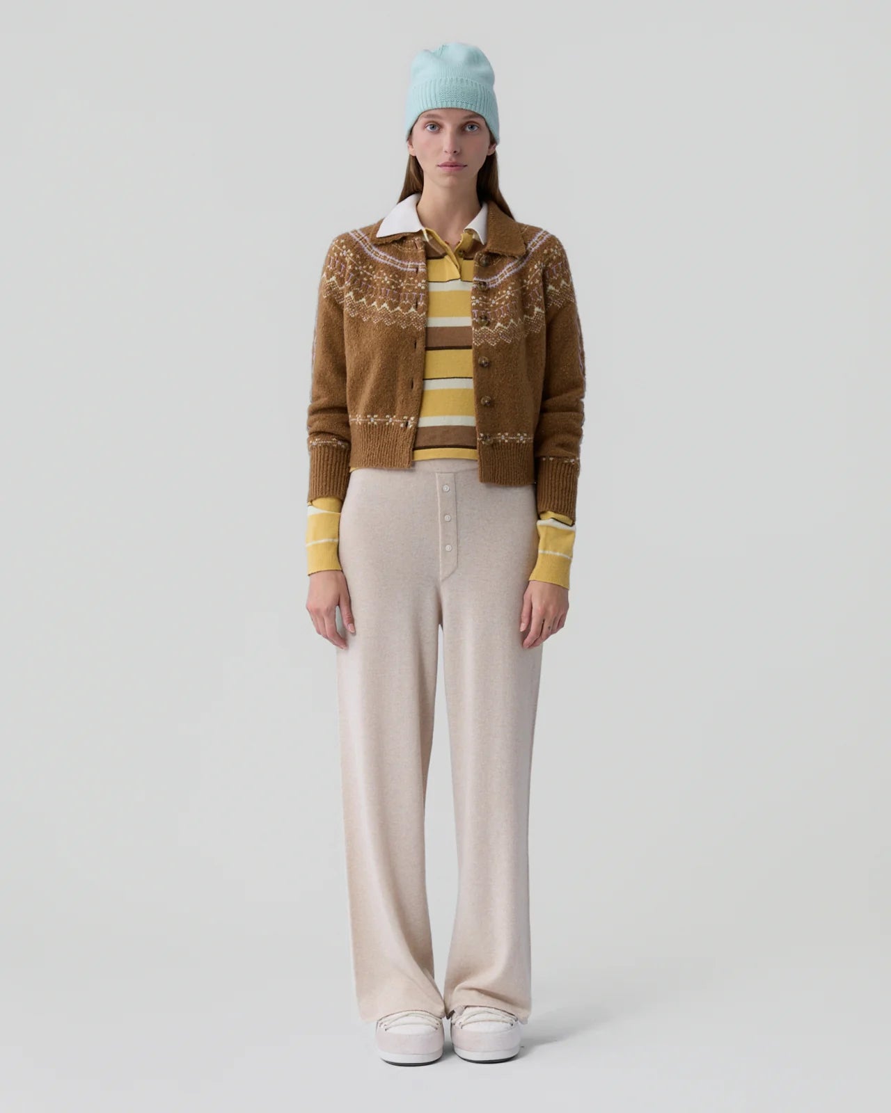 Braun gemusterter Cardigan, mit Kragen und Knopfleiste. Model Bild, Frontal.