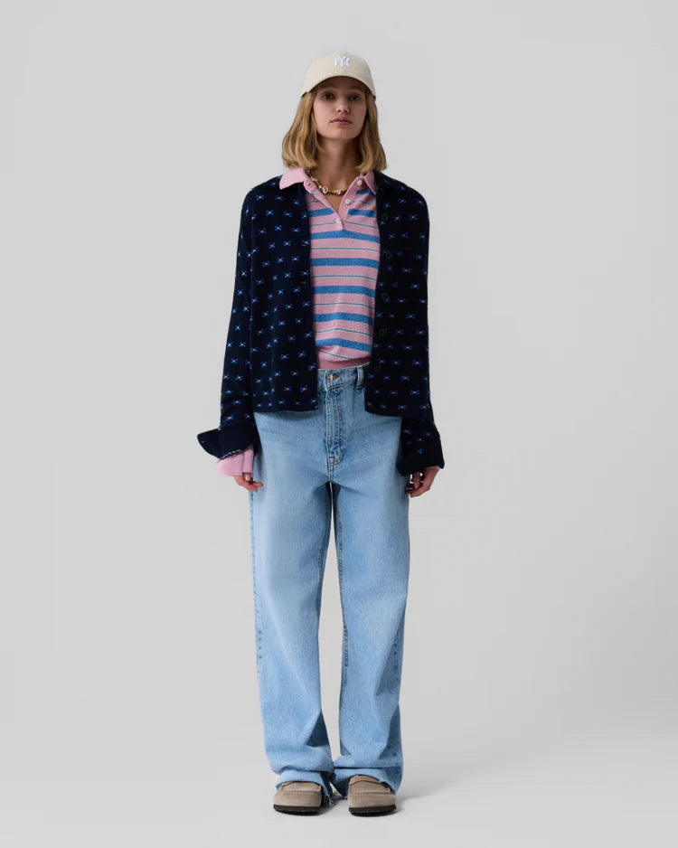 Pink und Blau gestreiftes Poloshirt, mit Kragen und Knopfleiste. Model Bild.