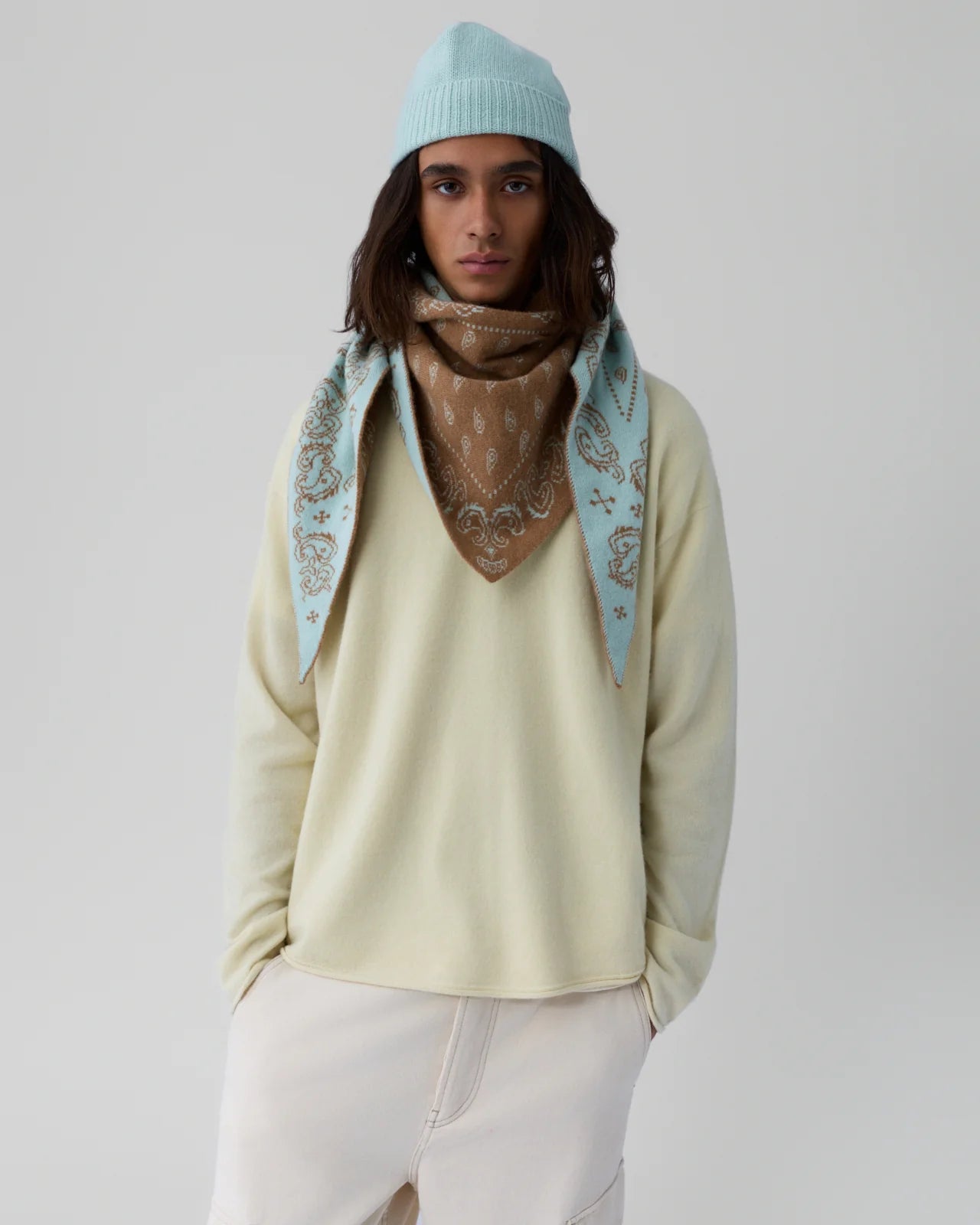 Wendbarer Schal in Paisley Optik, Braun und Hell Blau. Model Bild.