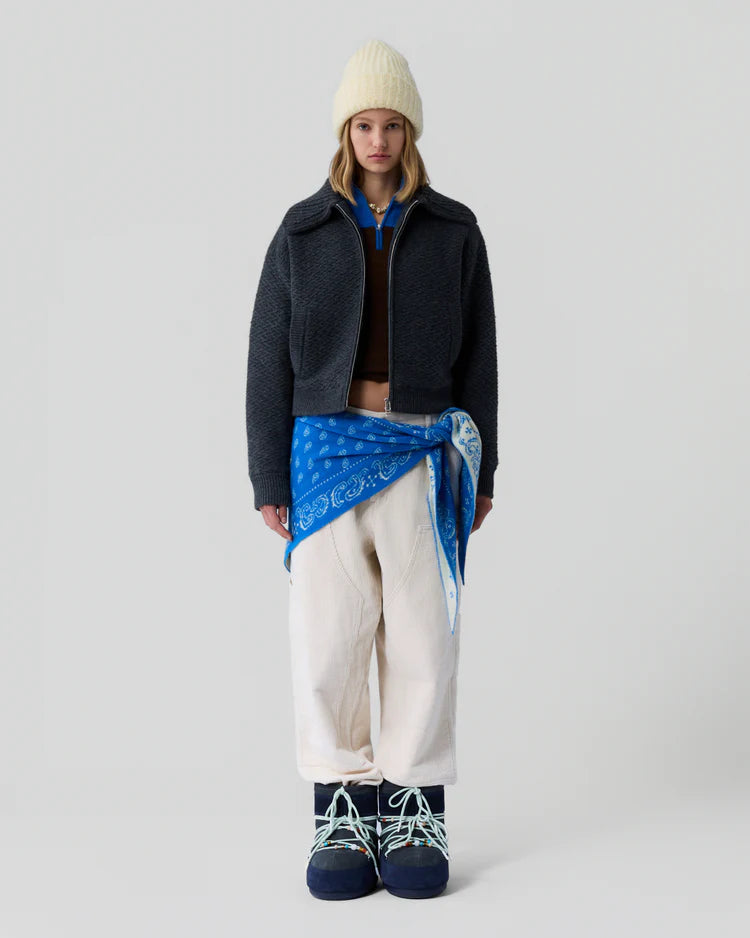 Schal in Paisley Muster, Blau und Beige. Model Bild.