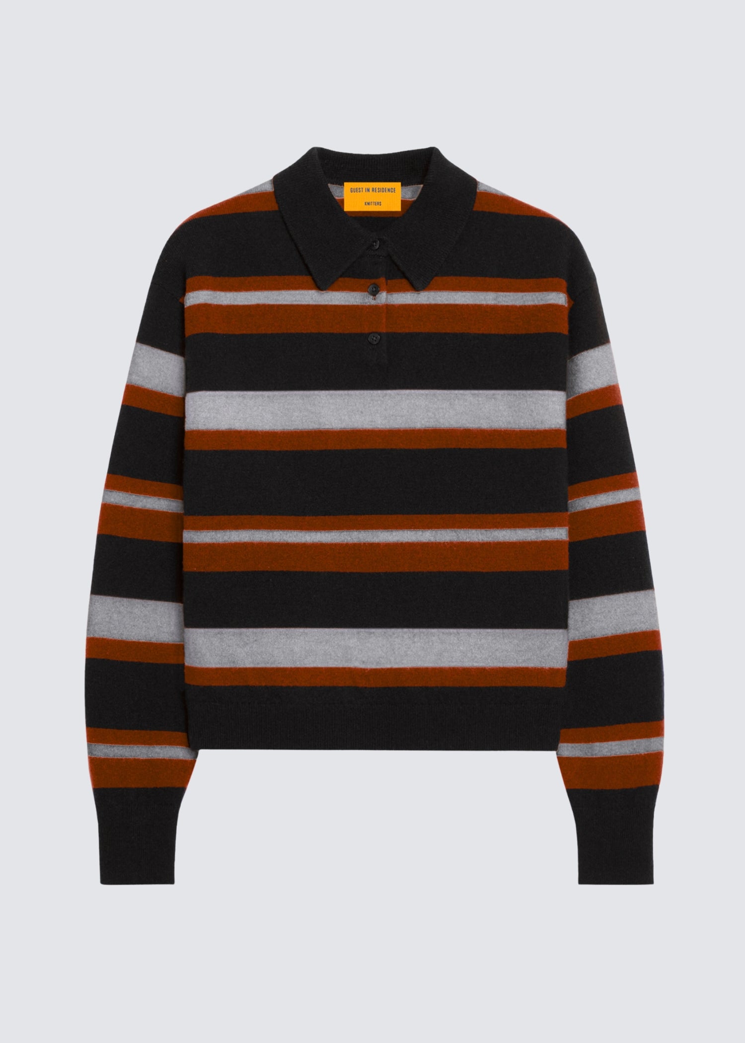 Guest in Residence gestreifter Kaschmir Pullover in schwarz, rot, grau mi schwarzem Hemdkragen. Flat Shot.