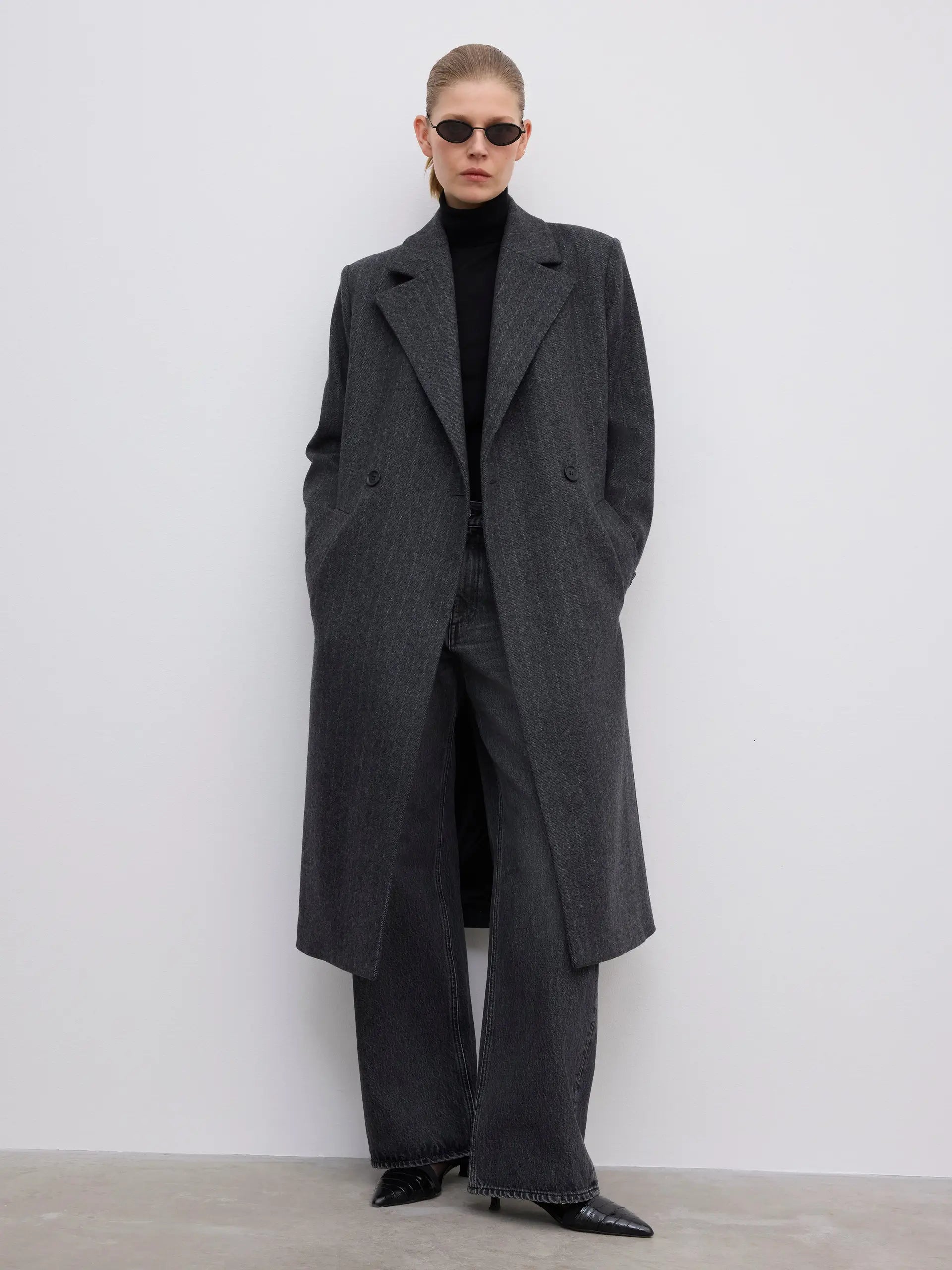 House of Dagmar dunkelgrauer Mantel mit Nadelstreifen aus Wollgemisch - Modelfoto von vorn