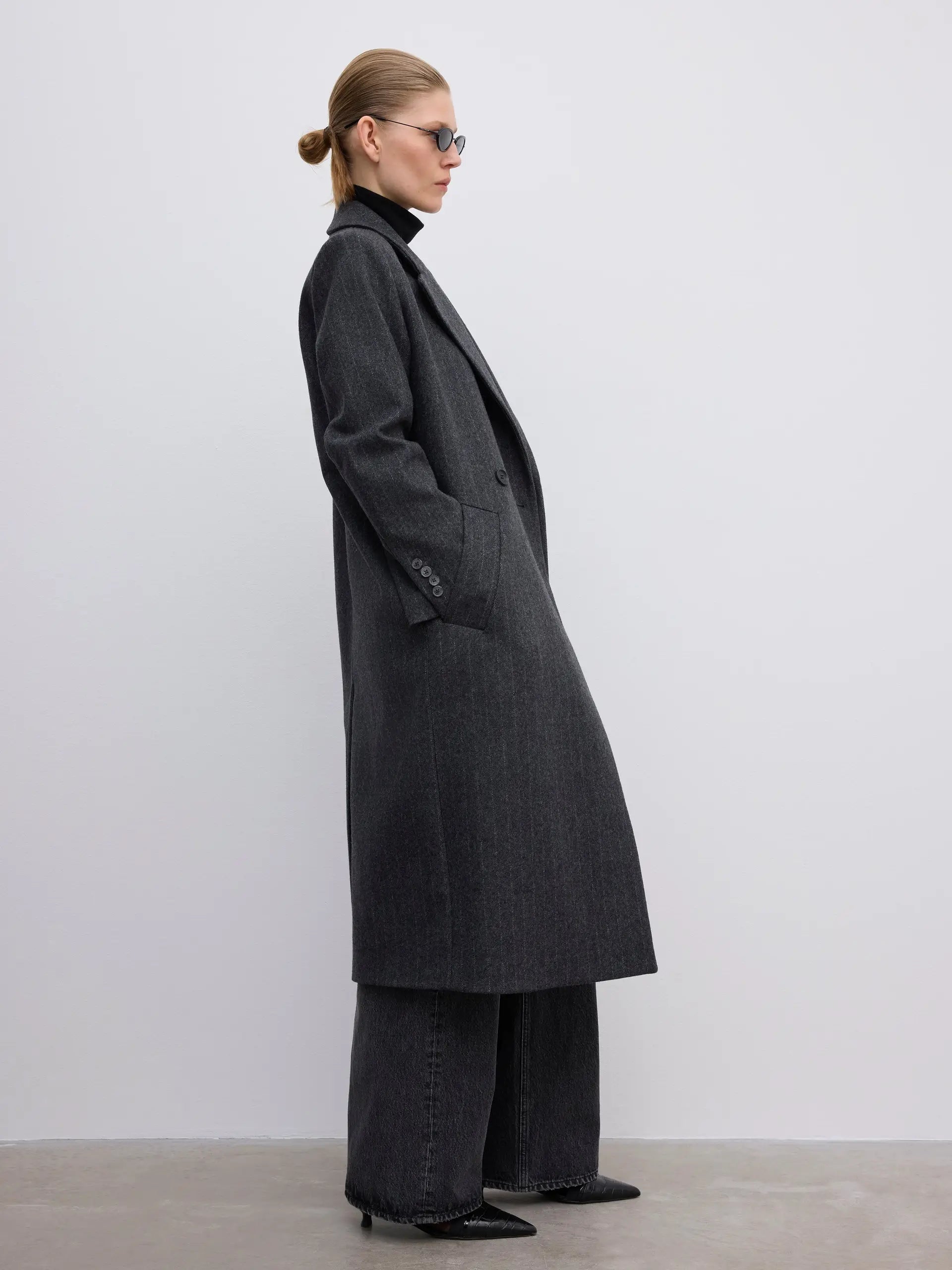 House of Dagmar dunkelgrauer Mantel mit Nadelstreifen aus Wollgemisch - Modelfoto von der Seite