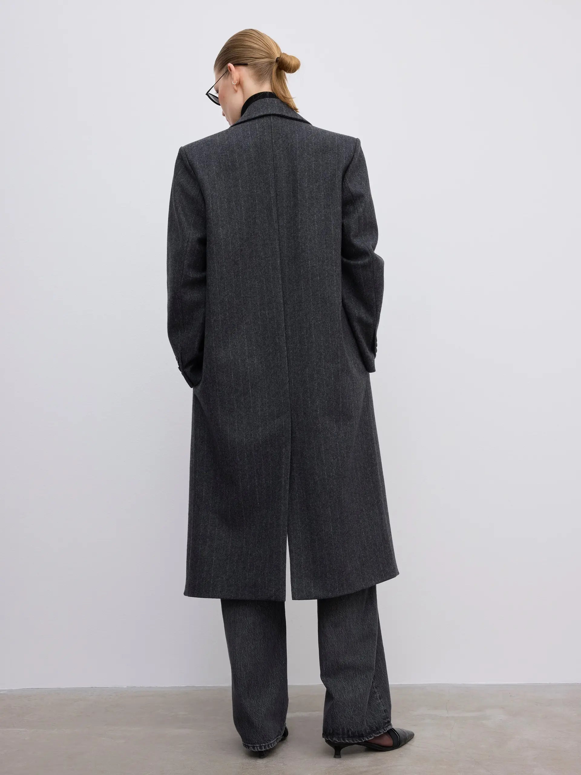 House of Dagmar dunkelgrauer Mantel mit Nadelstreifen aus Wollgemisch - Modelfoto von hinten