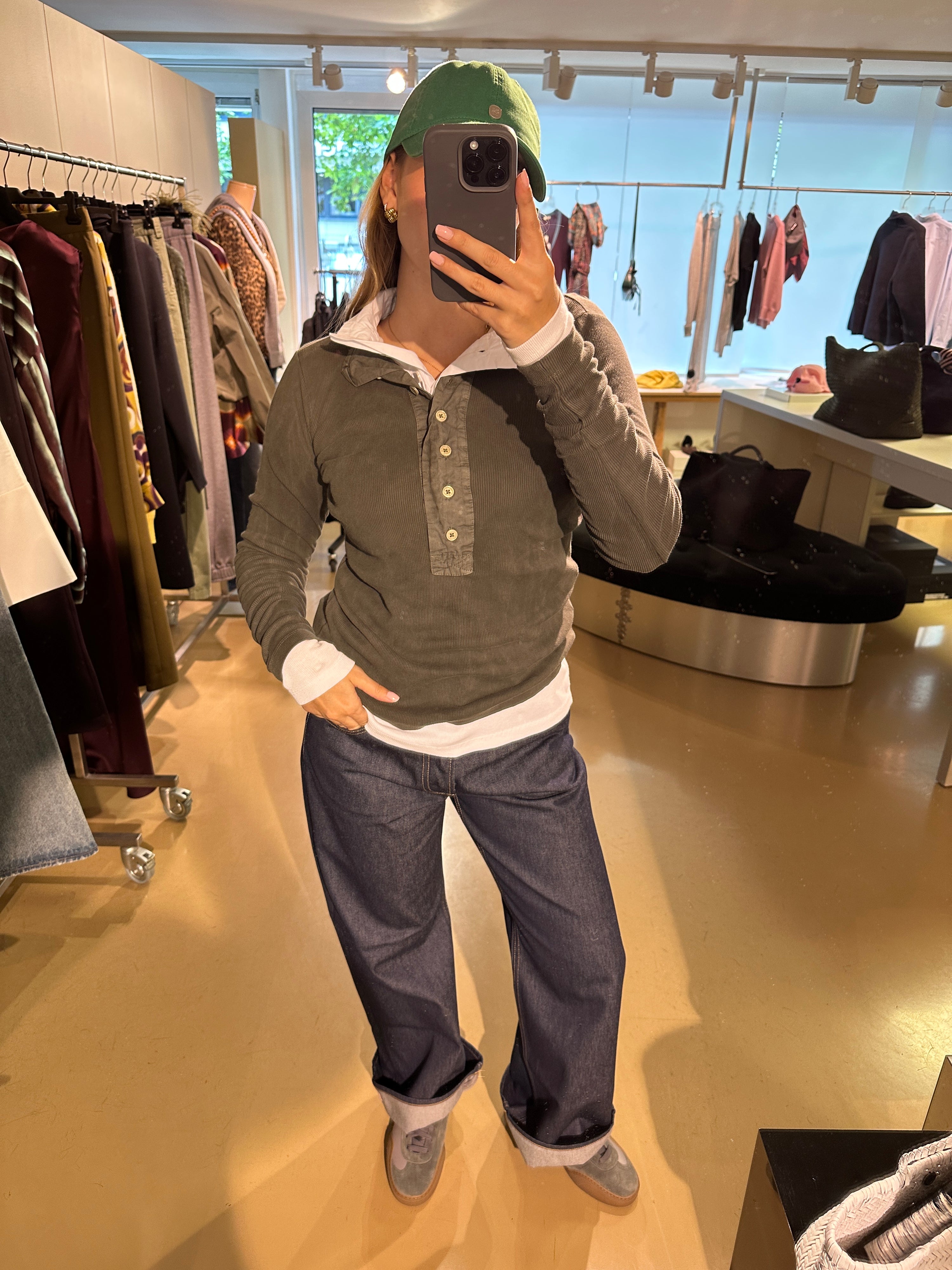 All three Langarm mit halber Knopfleiste und hohem Kragen - Layer-Look mit einem weißen Shirt drunter am Model 