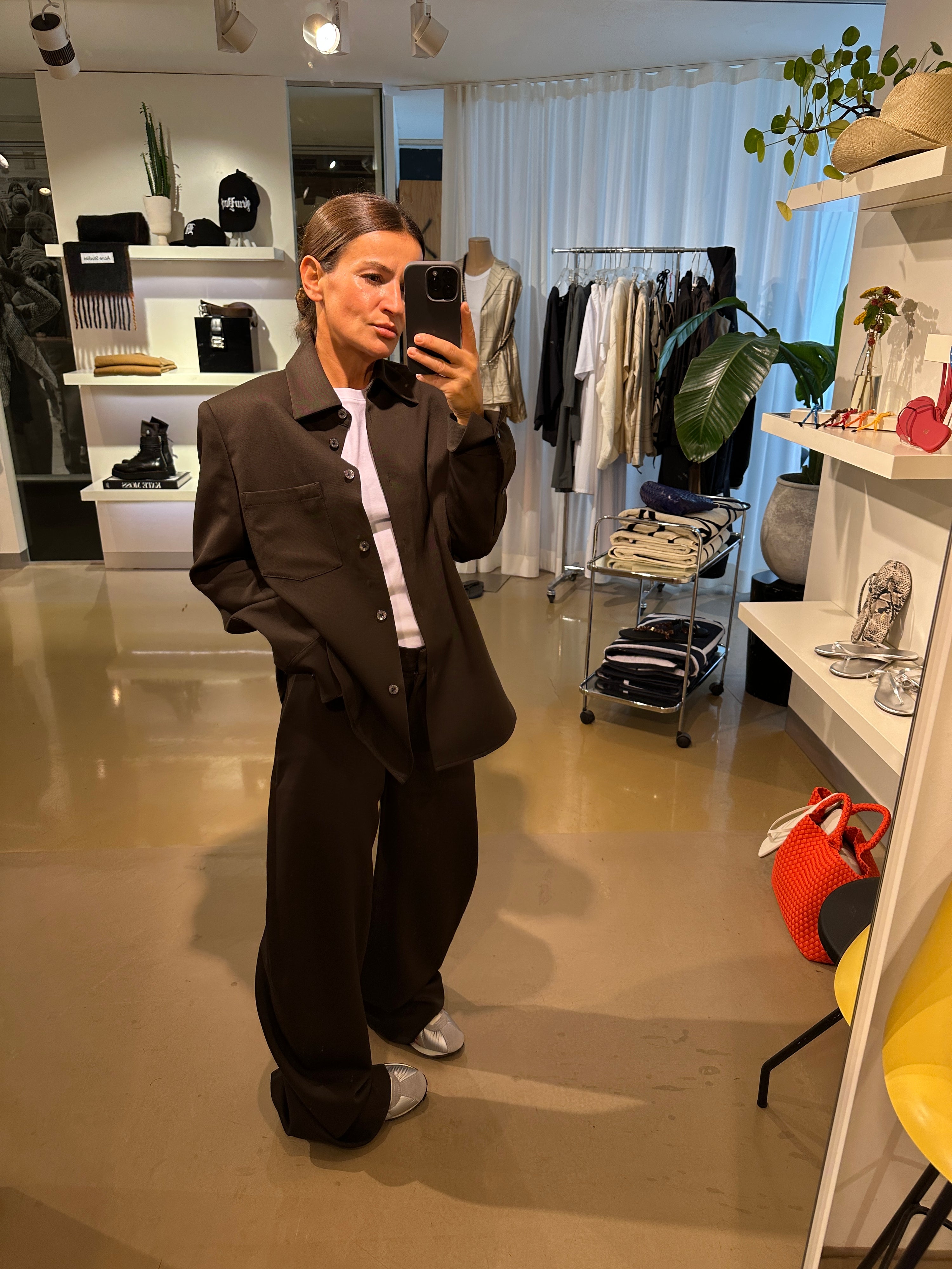 Acne Studios Hemdjacke aus Schurwolle in Kombination mit passender Hose - Frontansicht am Model 